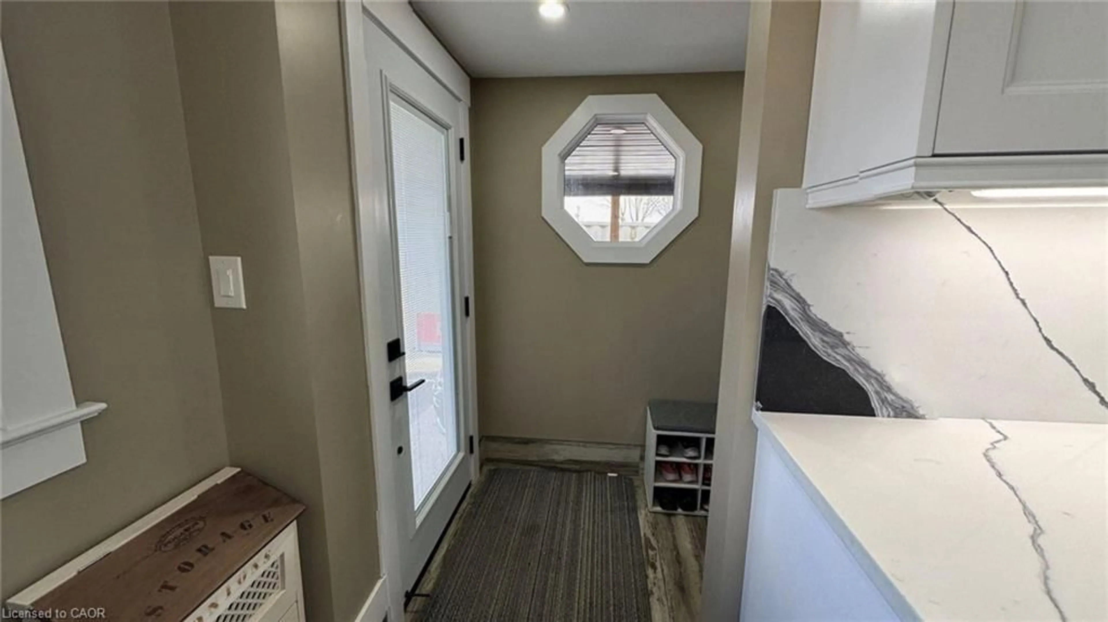 Indoor entryway for 813 Seacliff Dr, Kingsville Ontario N9Y 2L3