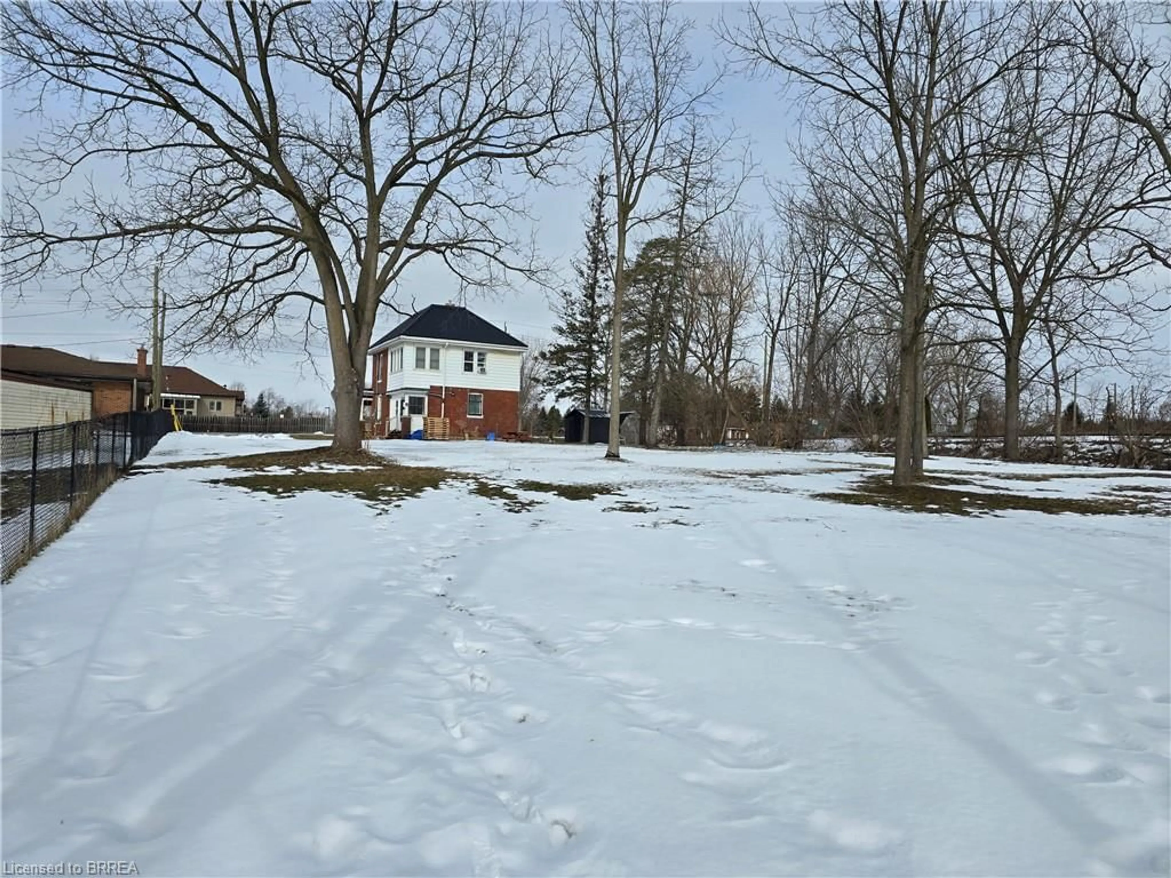 A pic from outside/outdoor area/front of a property/back of a property/a pic from drone, street for 21 Johnson Rd, Brantford Ontario N3S 7E8