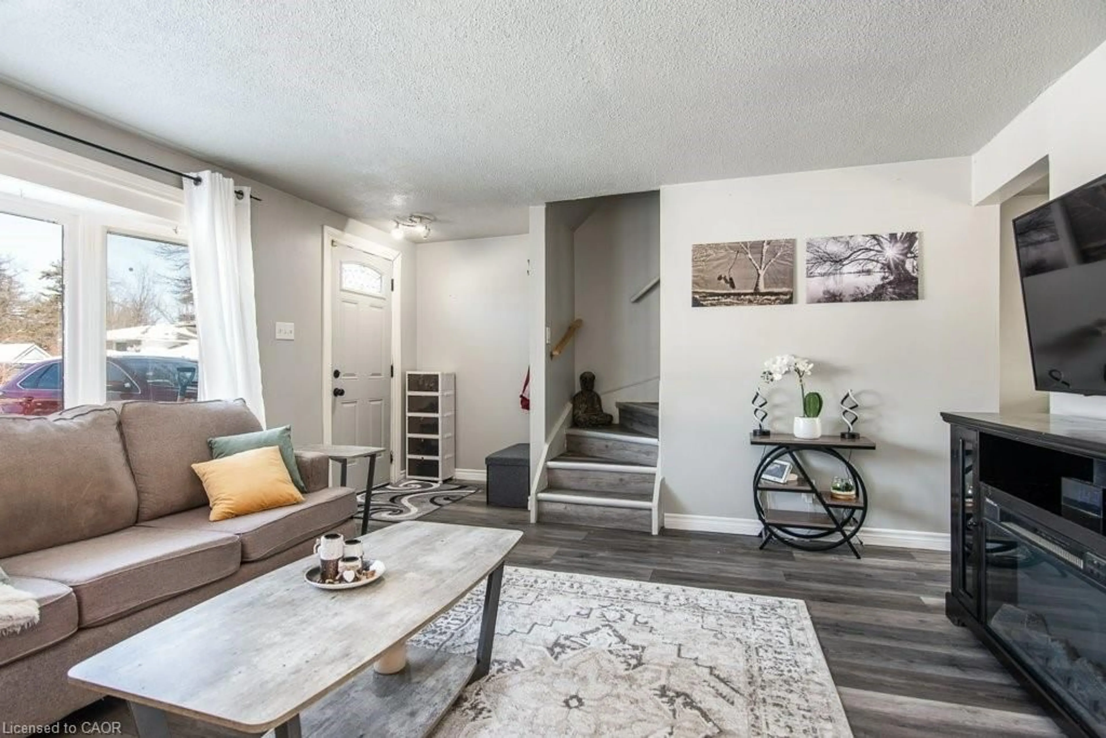 Living room with furniture, unknown for 696 Parkview Cres, Cambridge Ontario N3H 4X7