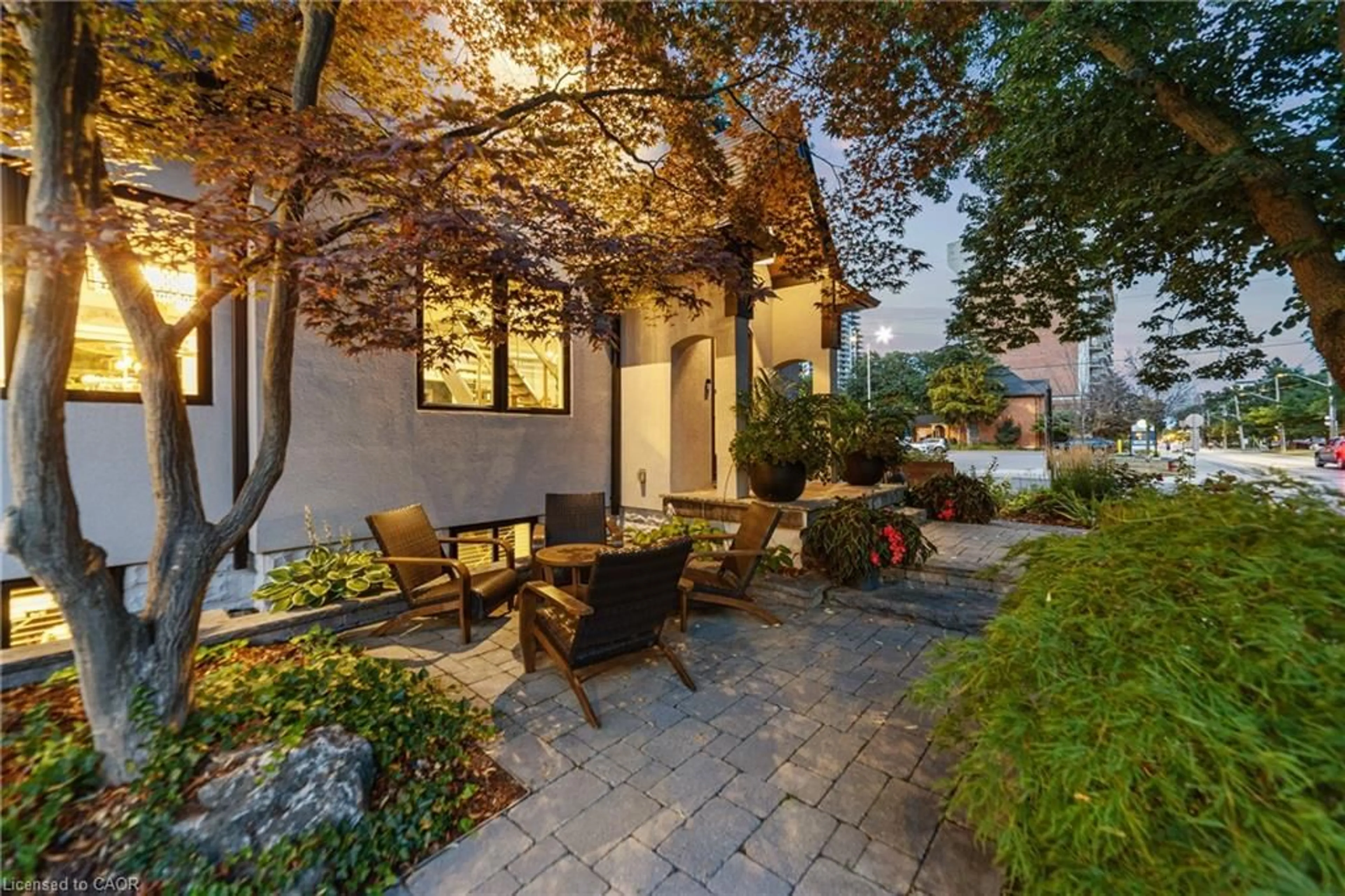 Patio, street for 535 Locust St, Burlington Ontario L7S 1V4