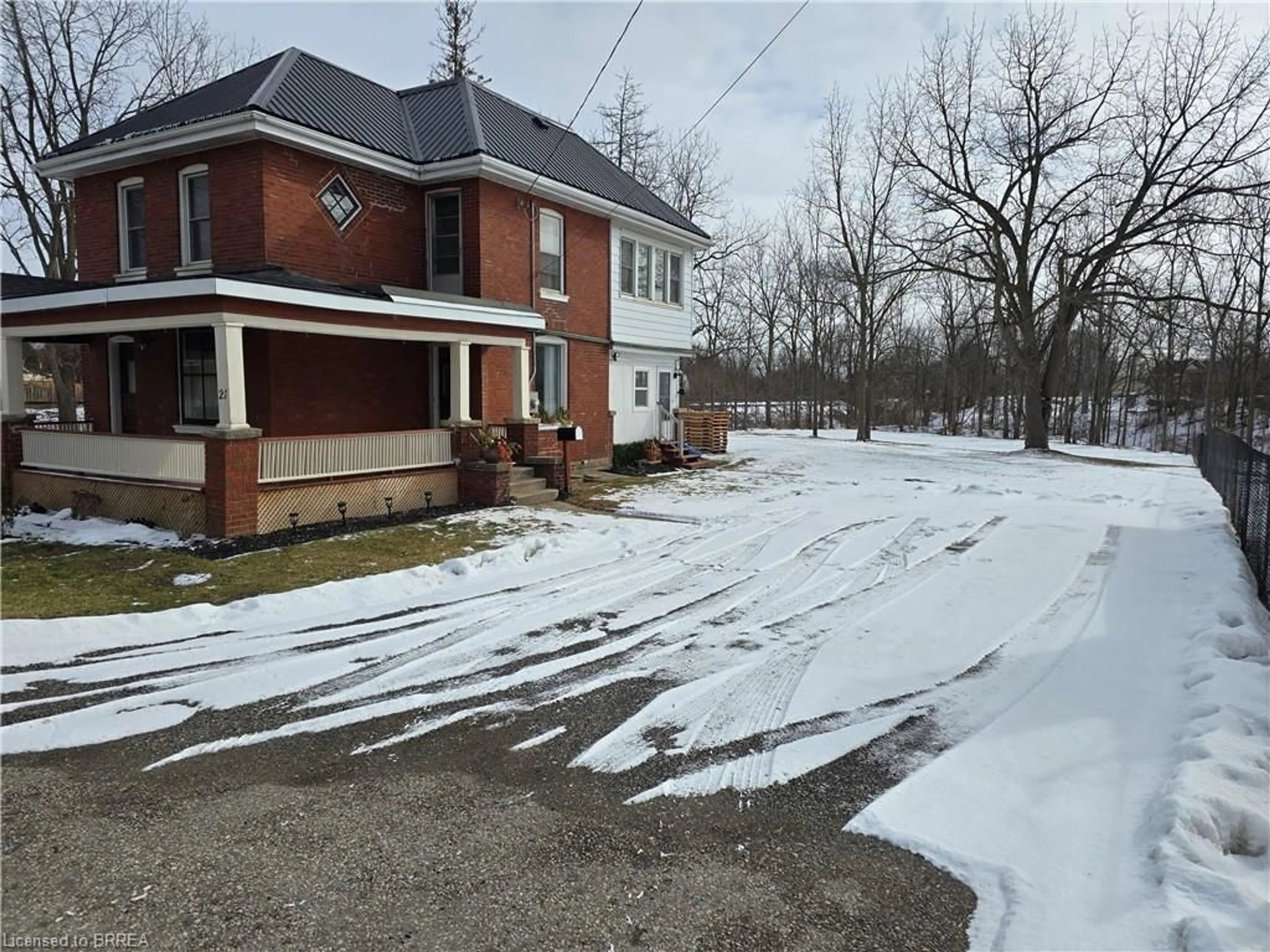 A pic from outside/outdoor area/front of a property/back of a property/a pic from drone, street for 21 Johnson Rd, Brantford Ontario N3S 7E8