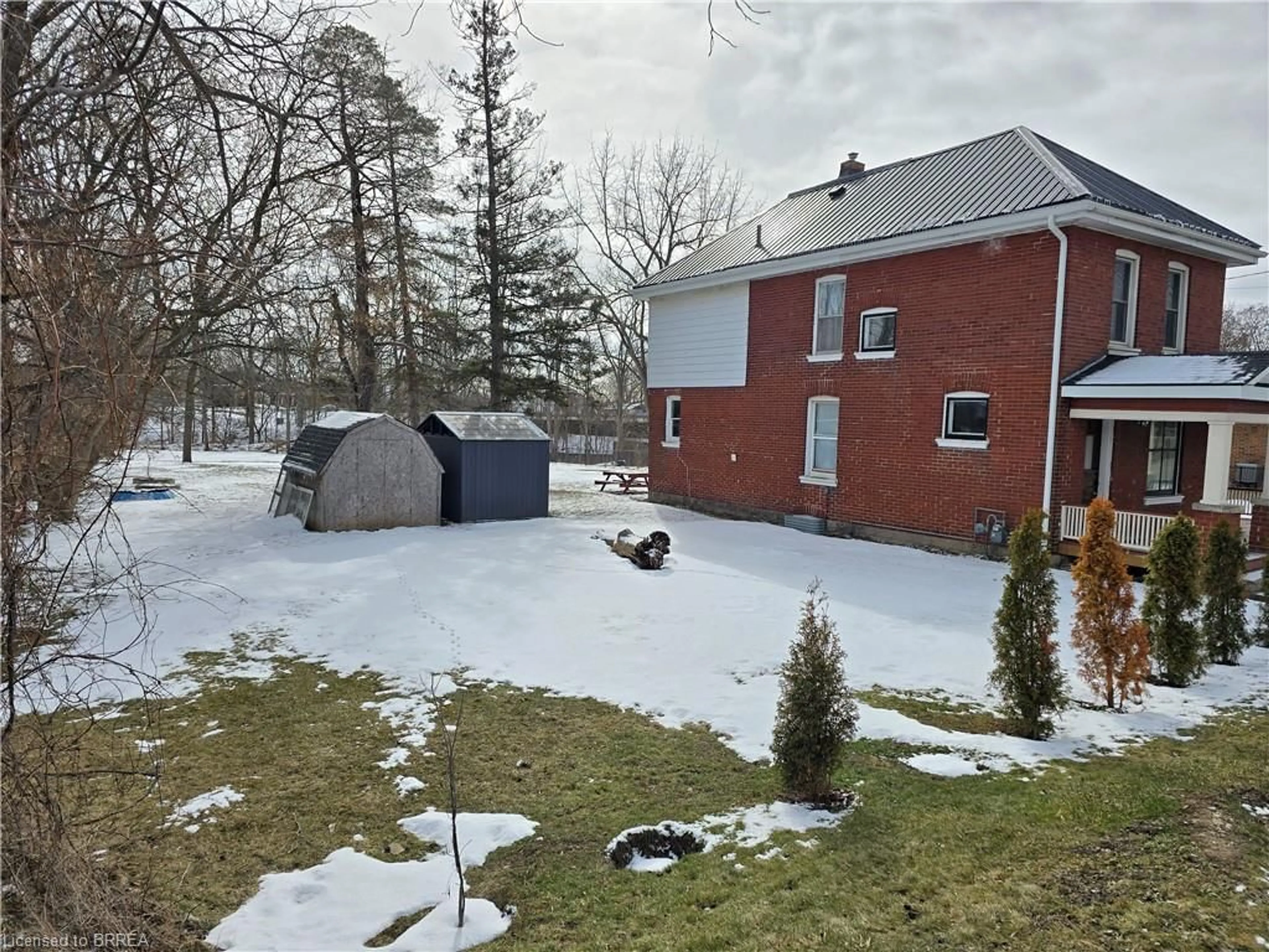 A pic from outside/outdoor area/front of a property/back of a property/a pic from drone, street for 21 Johnson Rd, Brantford Ontario N3S 7E8