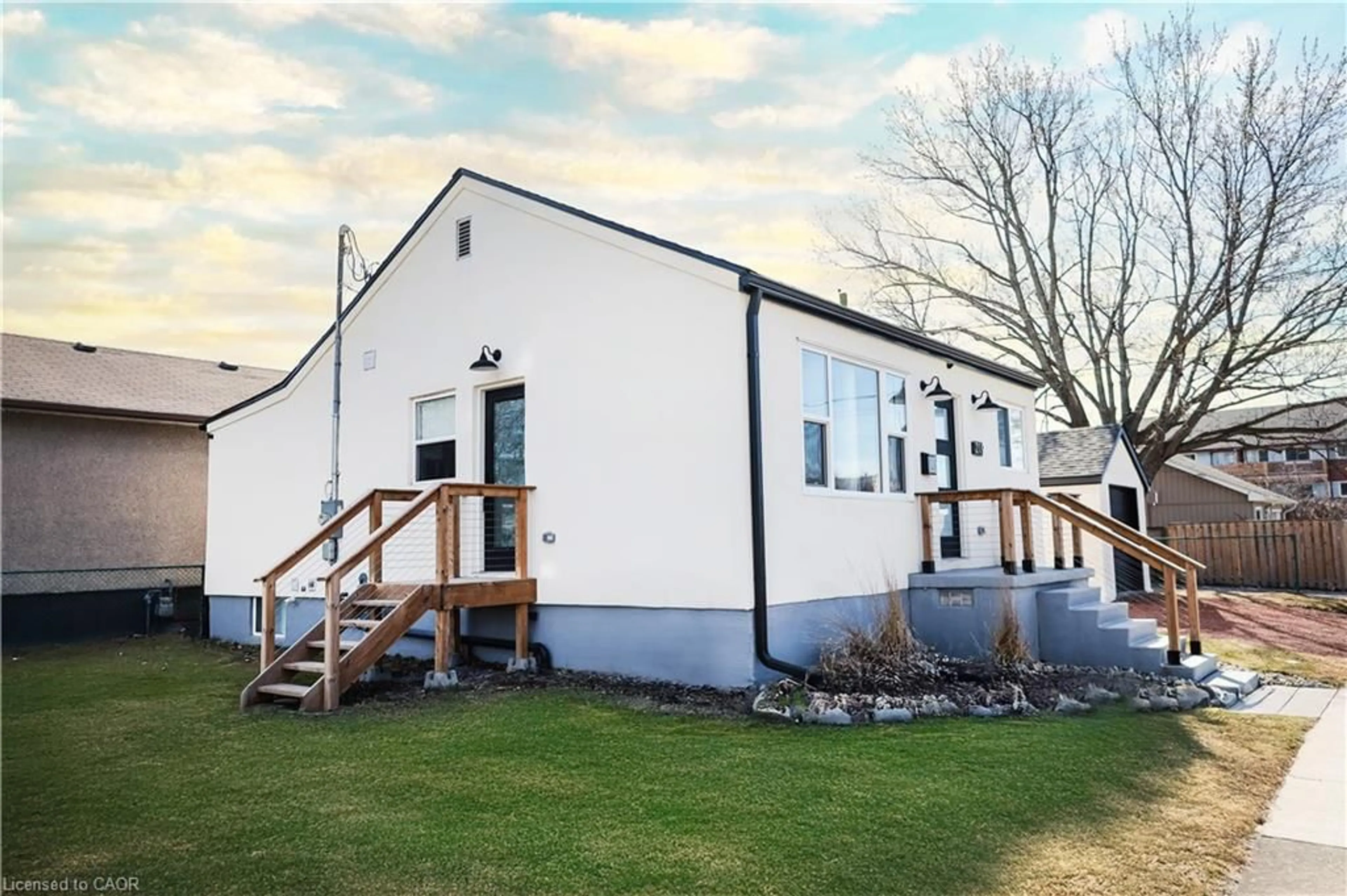 A pic from outside/outdoor area/front of a property/back of a property/a pic from drone, building for 219 Macinnis St, Welland Ontario L3B 2H3