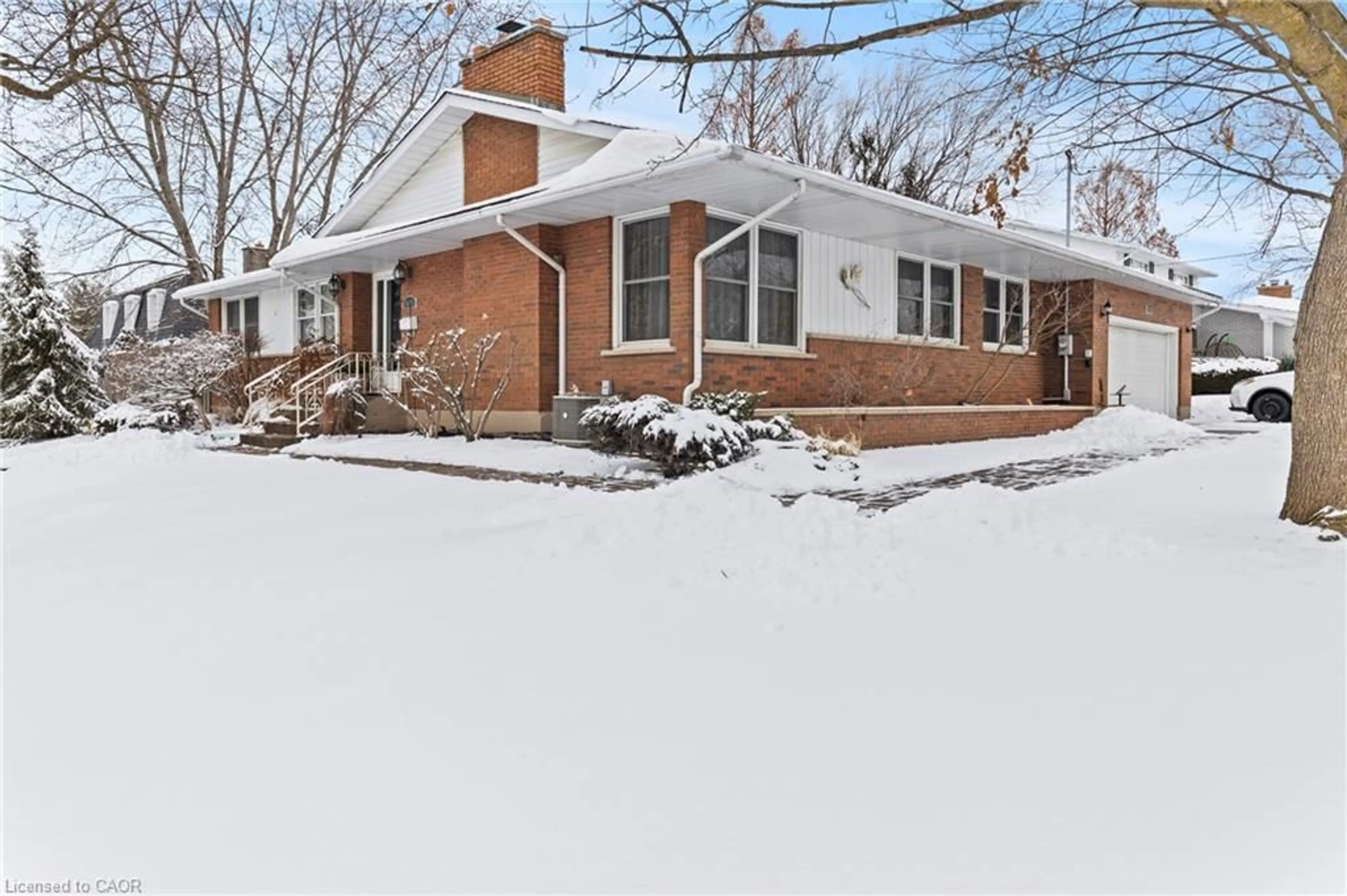 Home with brick exterior material, street for 7075 Waterloo Dr, Niagara Falls Ontario L2J 1E3