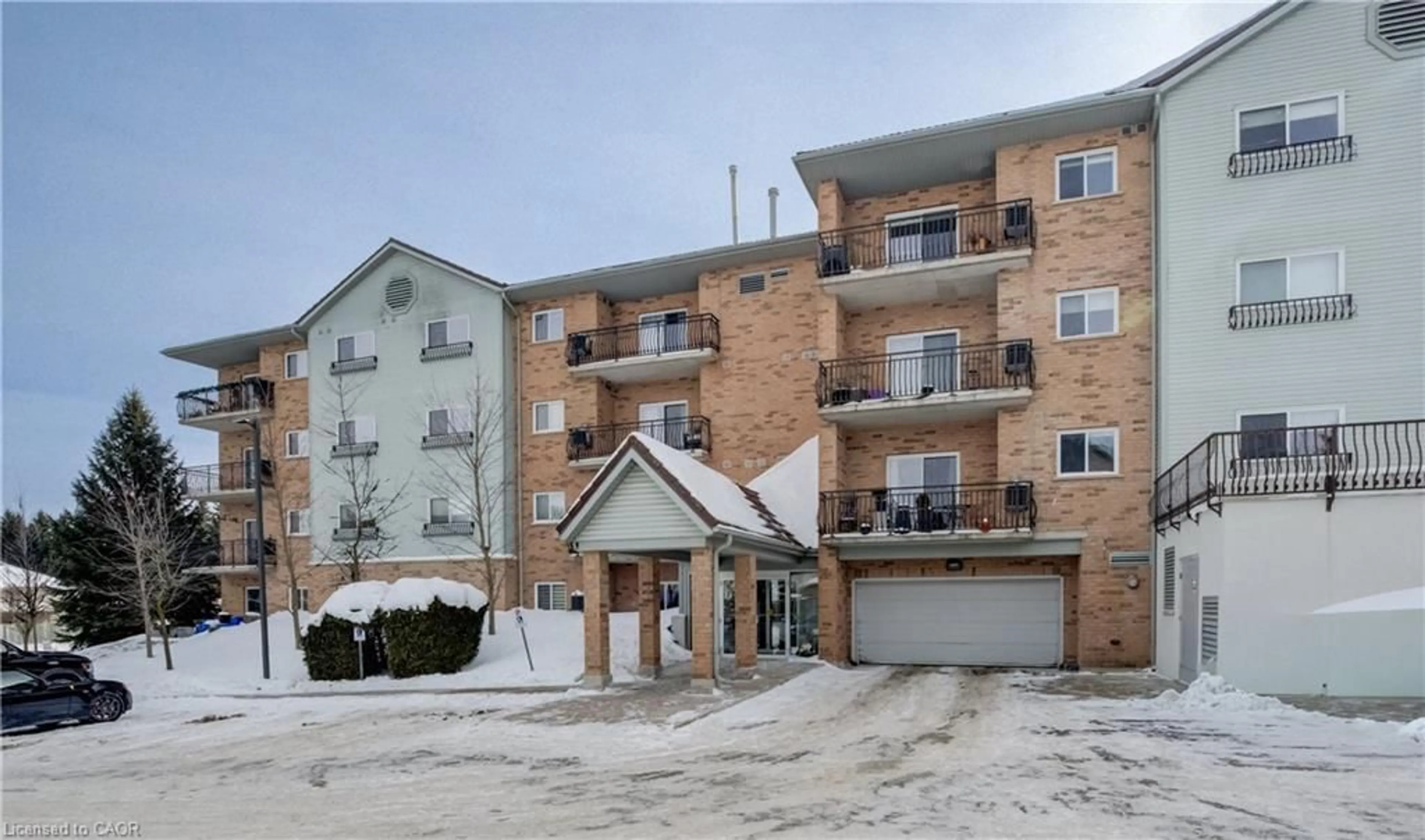 Patio, building for 345 Briarmeadow Dr #102, Kitchener Ontario N2A 4J6