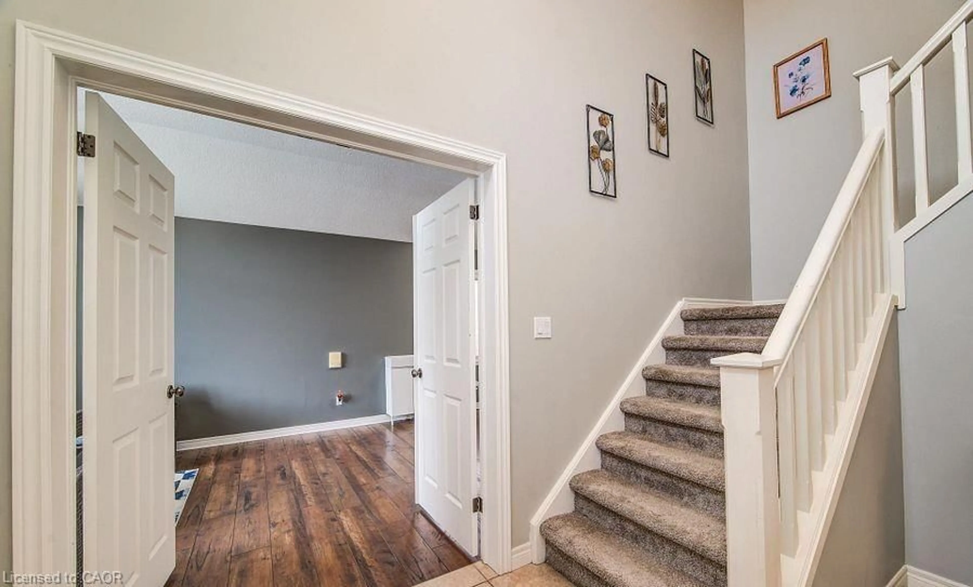 Indoor entryway for 127 Falcon Dr, Woodstock Ontario N4T 1V5