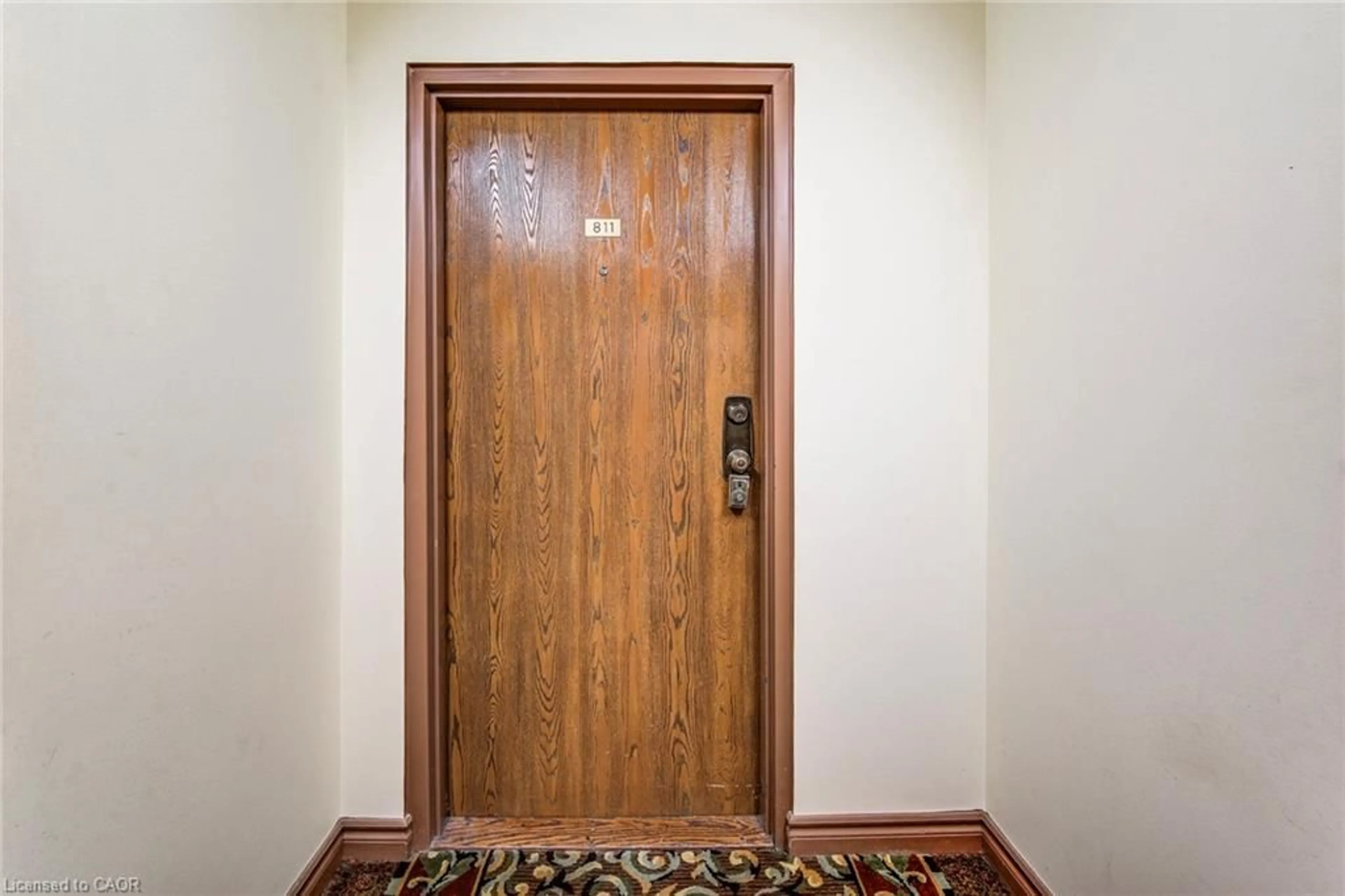 Indoor foyer for 55 Green Valley Dr #811, Kitchener Ontario N2P 1Z6