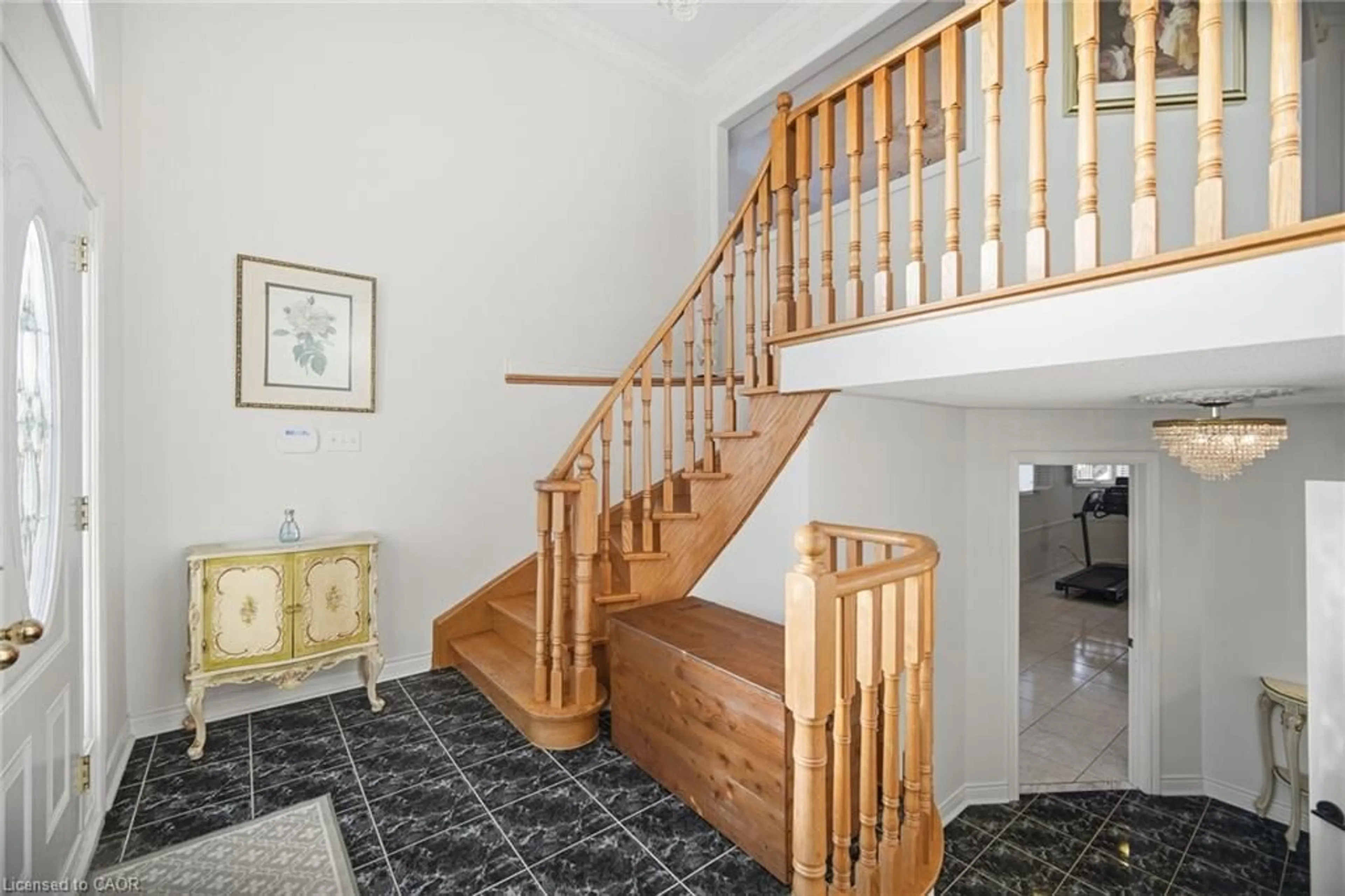 Indoor foyer for 3395 Trelawny Cir, Mississauga Ontario L5N 6N6