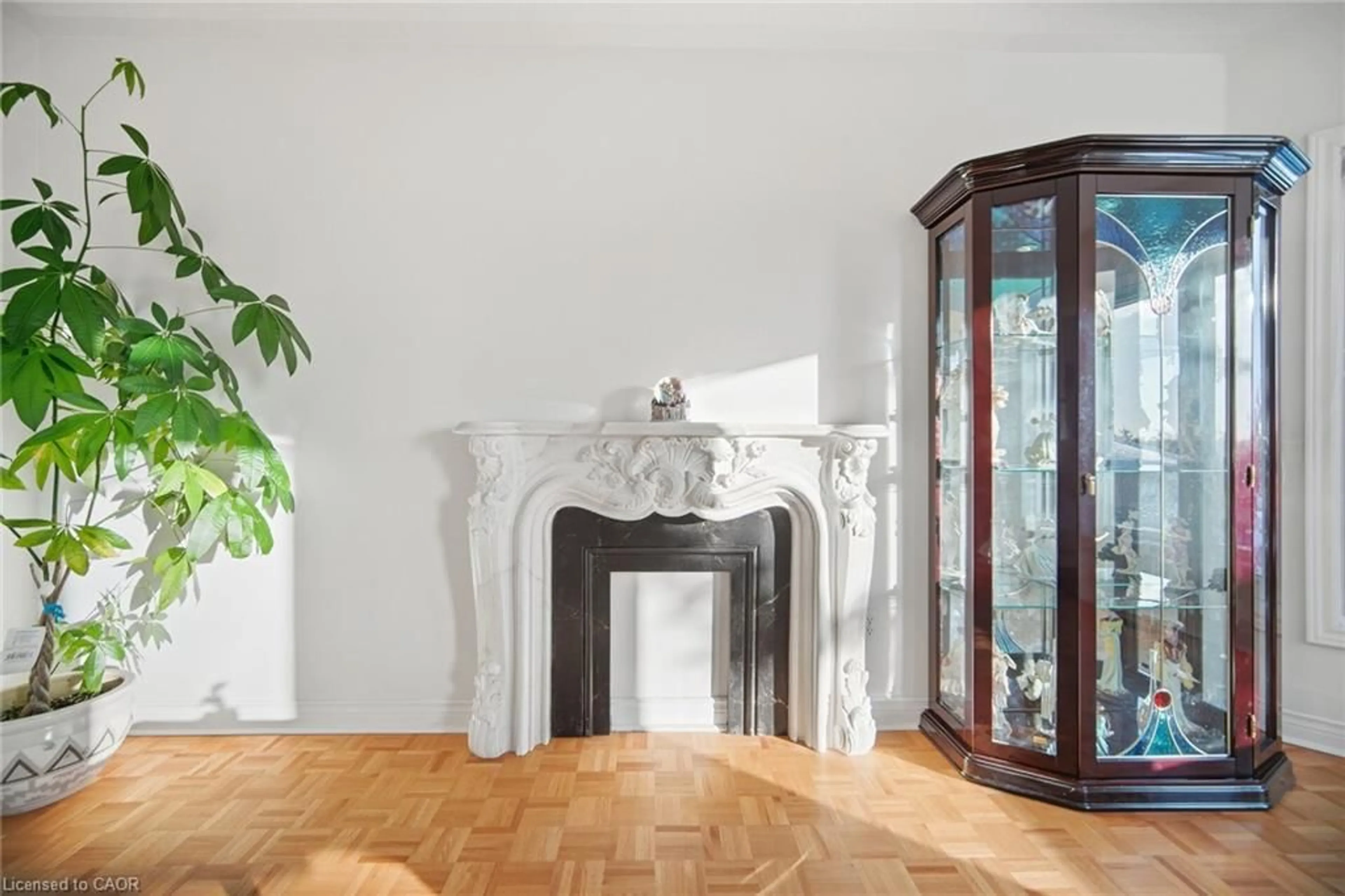 Indoor foyer for 3395 Trelawny Cir, Mississauga Ontario L5N 6N6