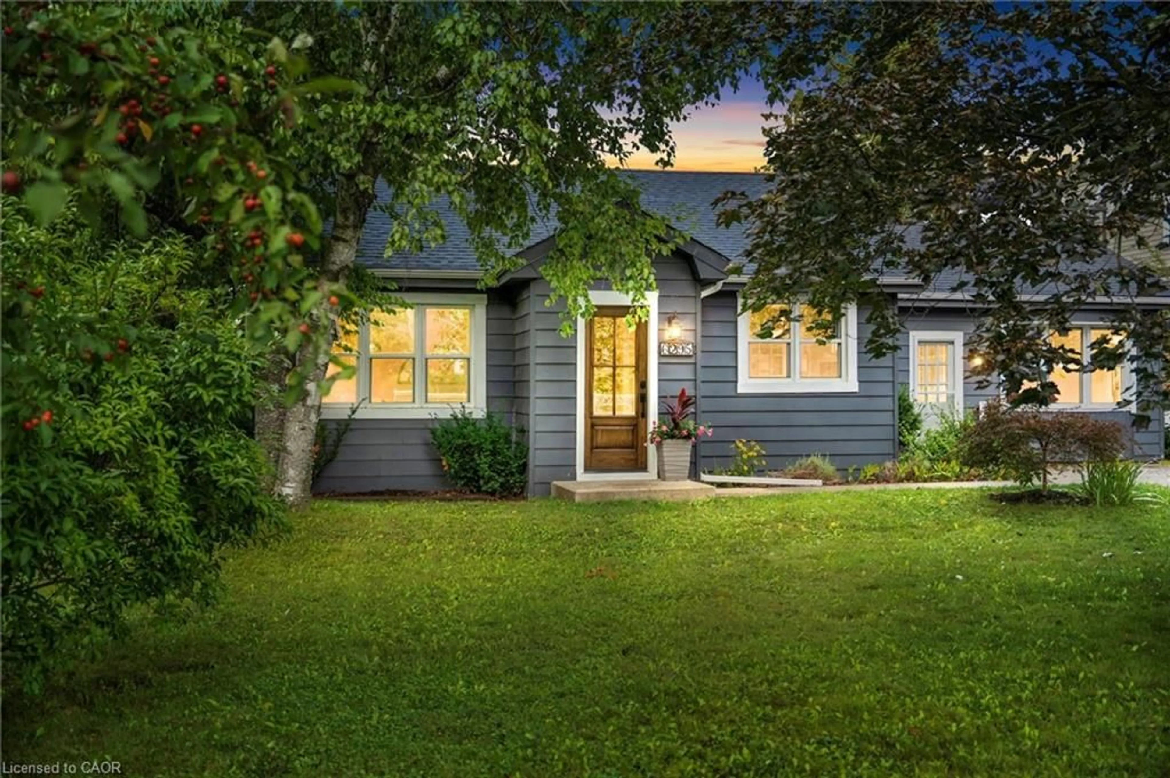 Home with vinyl exterior material, street for 6295 Guelph Line, Burlington Ontario L7P 0A6