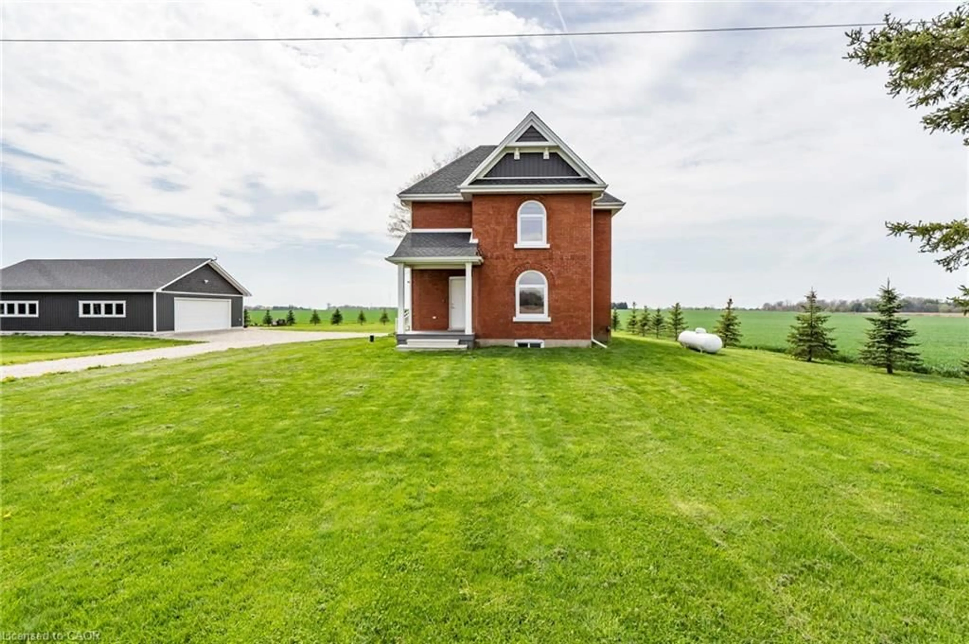 A pic from outside/outdoor area/front of a property/back of a property/a pic from drone, building for 21575 Heritage Rd, Thorndale Ontario N0M 2P0
