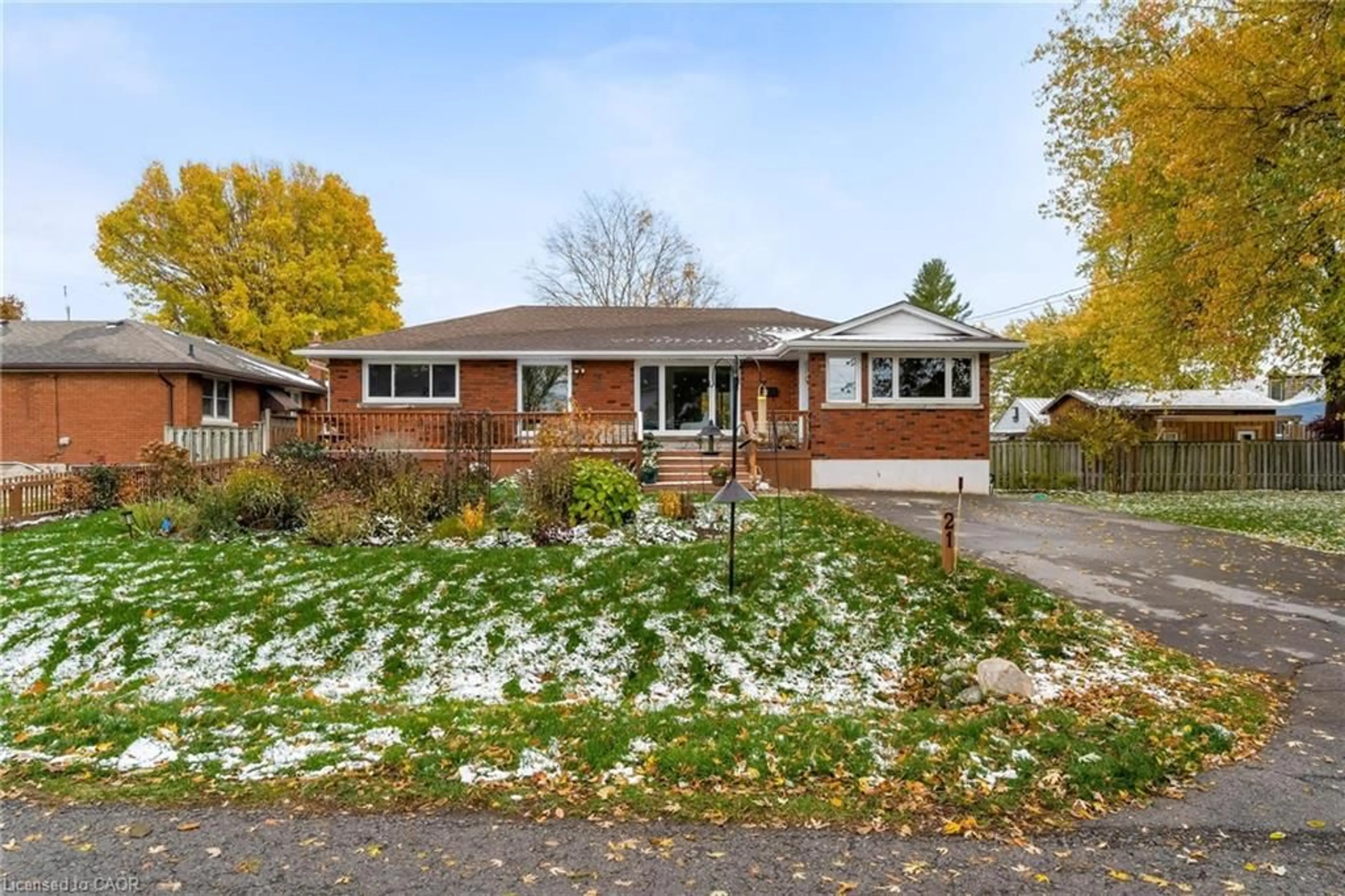 Home with brick exterior material, street for 21 Lakeside Dr, Grimsby Ontario L3M 2K9