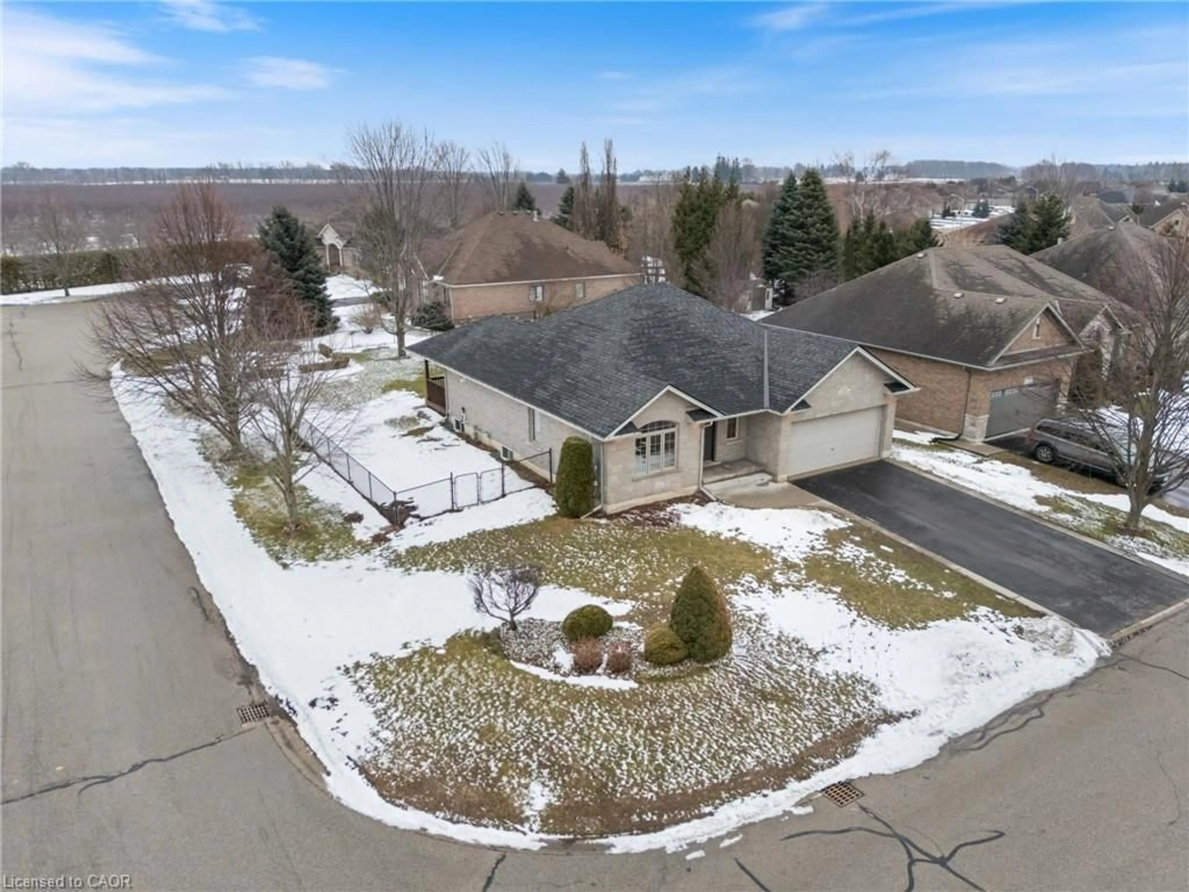 A pic from outside/outdoor area/front of a property/back of a property/a pic from drone, unknown for 332 Duncombe Rd, Waterford Ontario N0E 1Y0