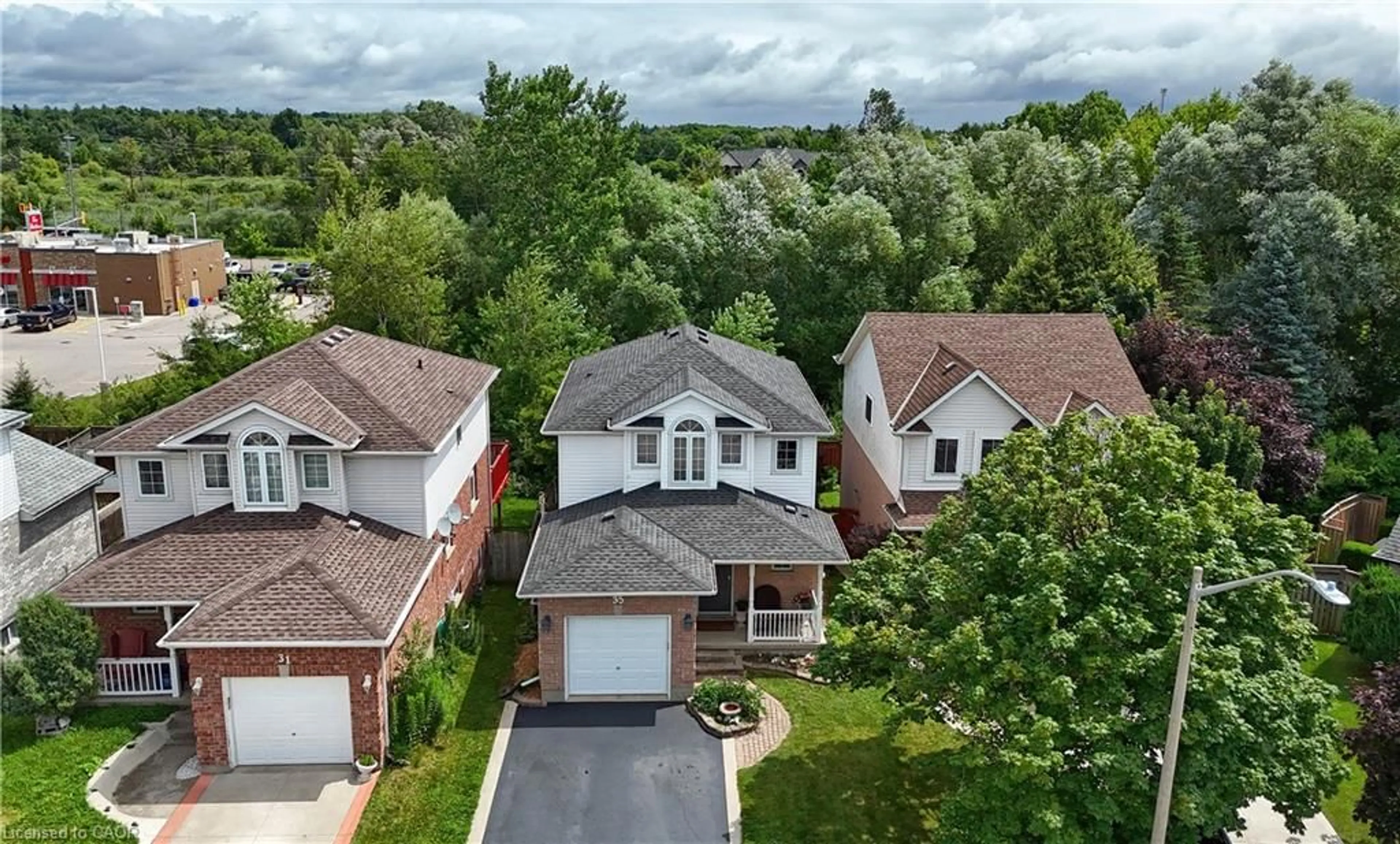A pic from outside/outdoor area/front of a property/back of a property/a pic from drone, street for 35 Haddaway Crt, Cambridge Ontario N1T 1X5