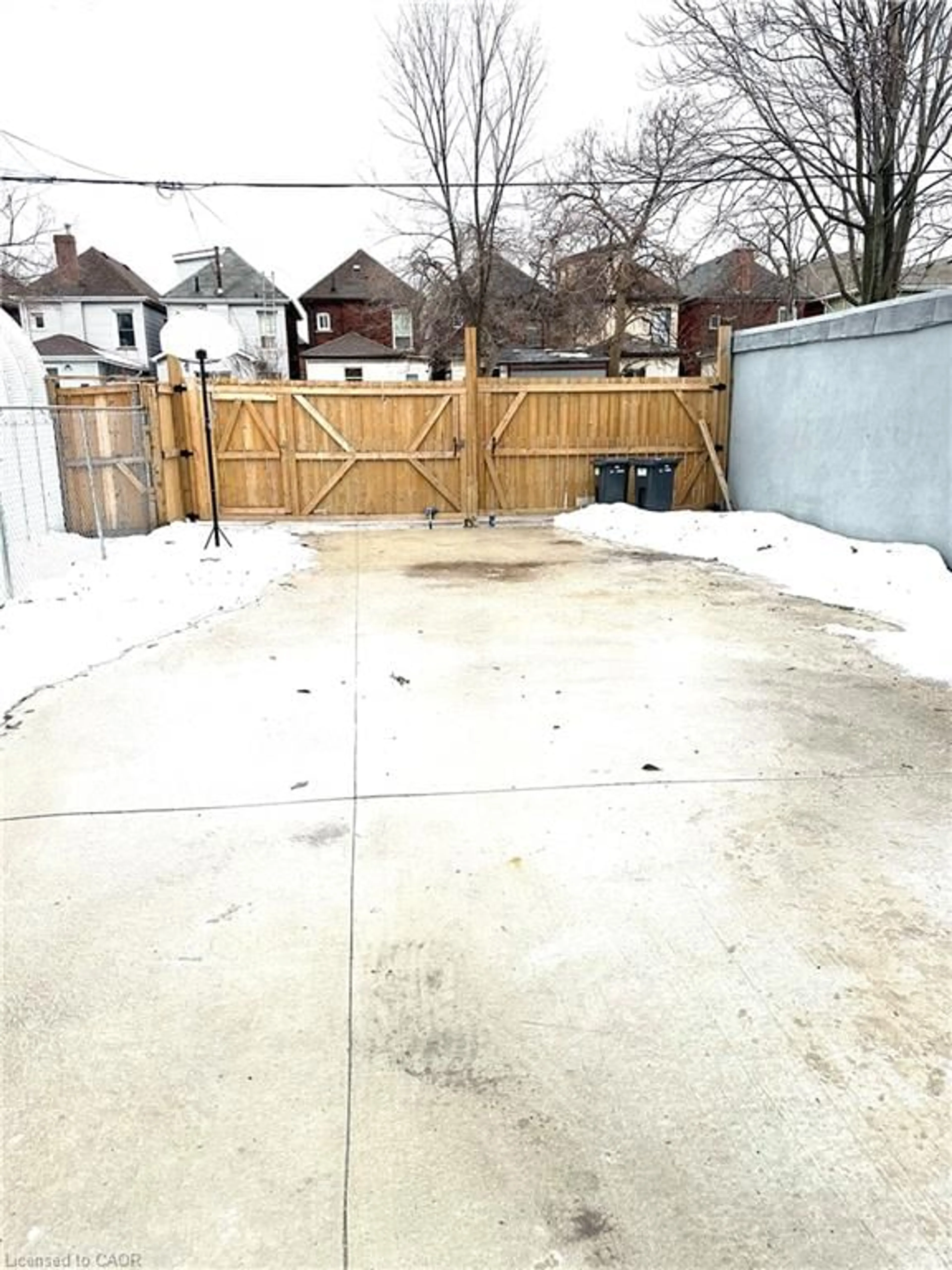 Patio, street for 748 Barton St, Hamilton Ontario L8L 3B1