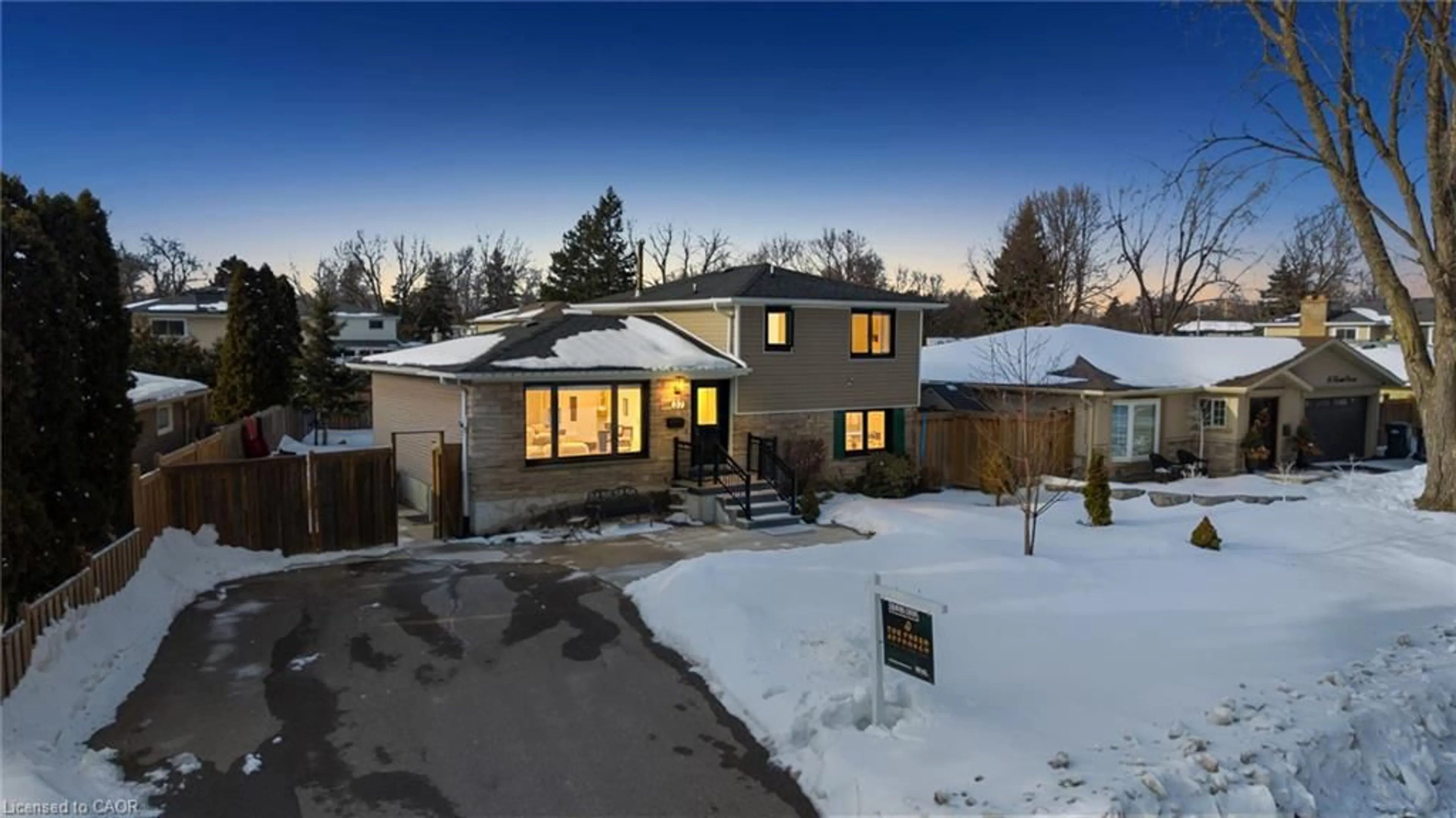 A pic from outside/outdoor area/front of a property/back of a property/a pic from drone, street for 37 Ferndale Cres, Brampton Ontario L6W 1G1