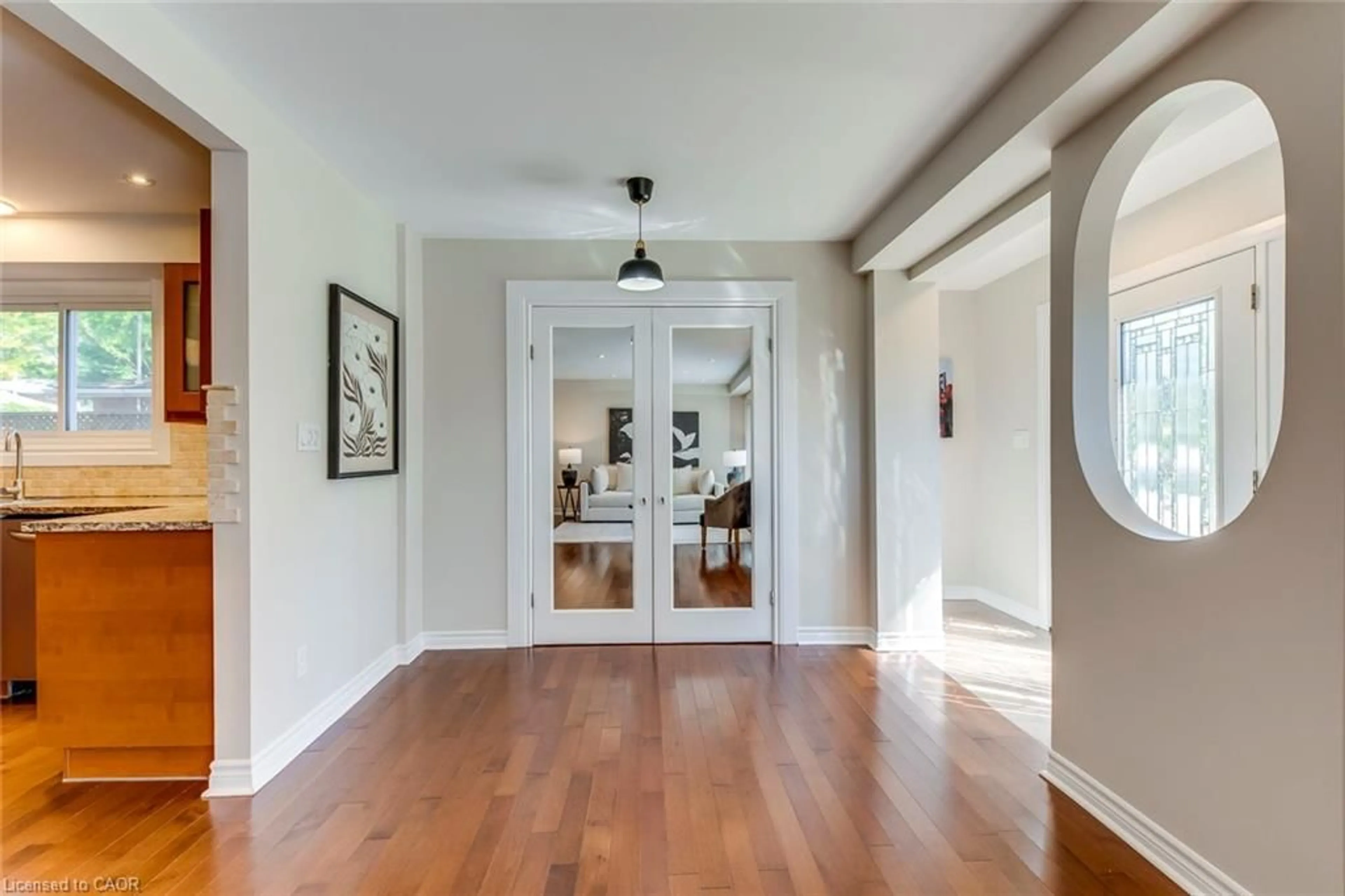 Indoor entryway for 5281 Cindy Lane, Burlington Ontario L7L 3Y4