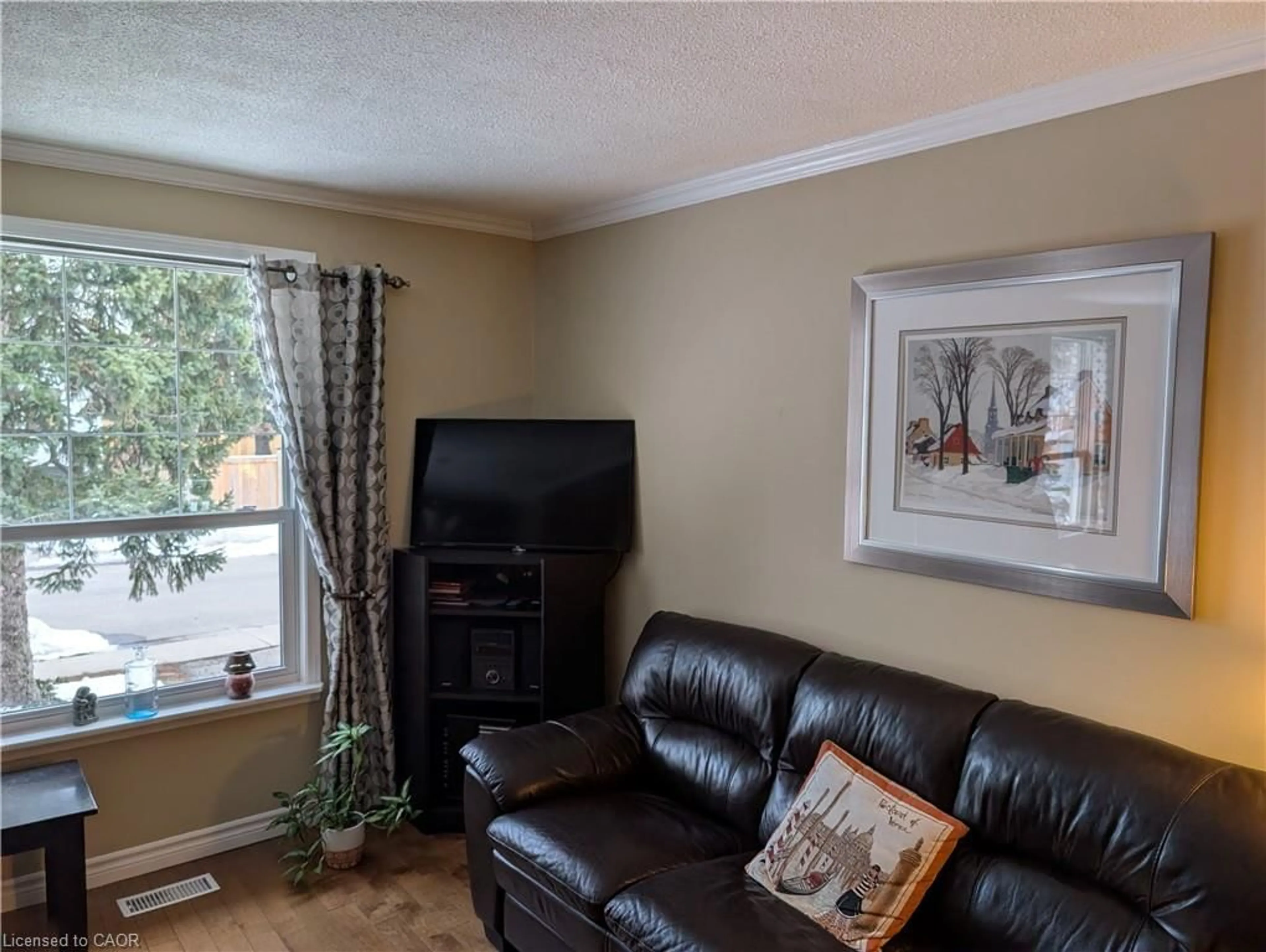 Living room with furniture, unknown for 33 Appleford Rd, Hamilton Ontario L9C 6B5