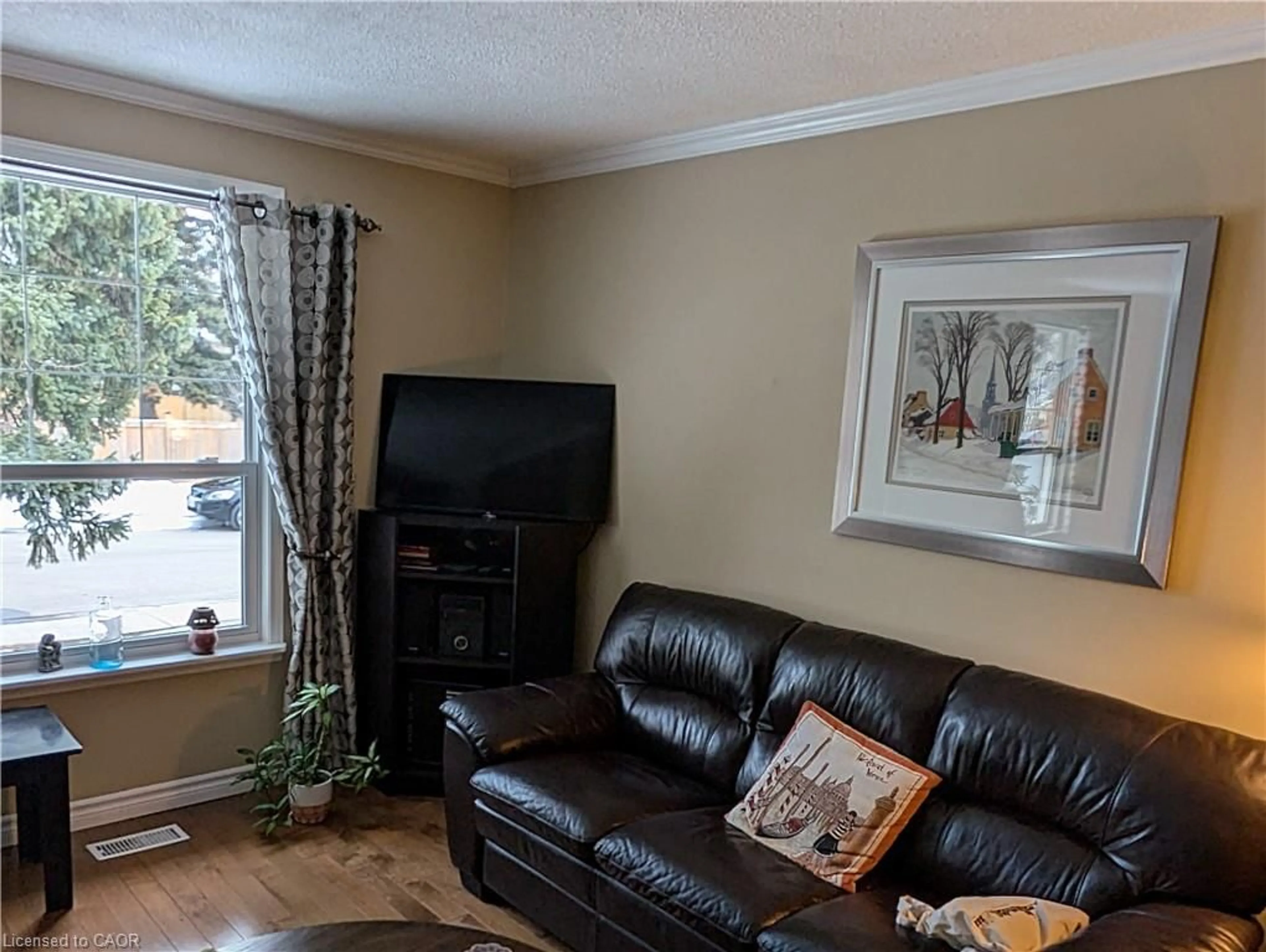 Living room with furniture, unknown for 33 Appleford Rd, Hamilton Ontario L9C 6B5