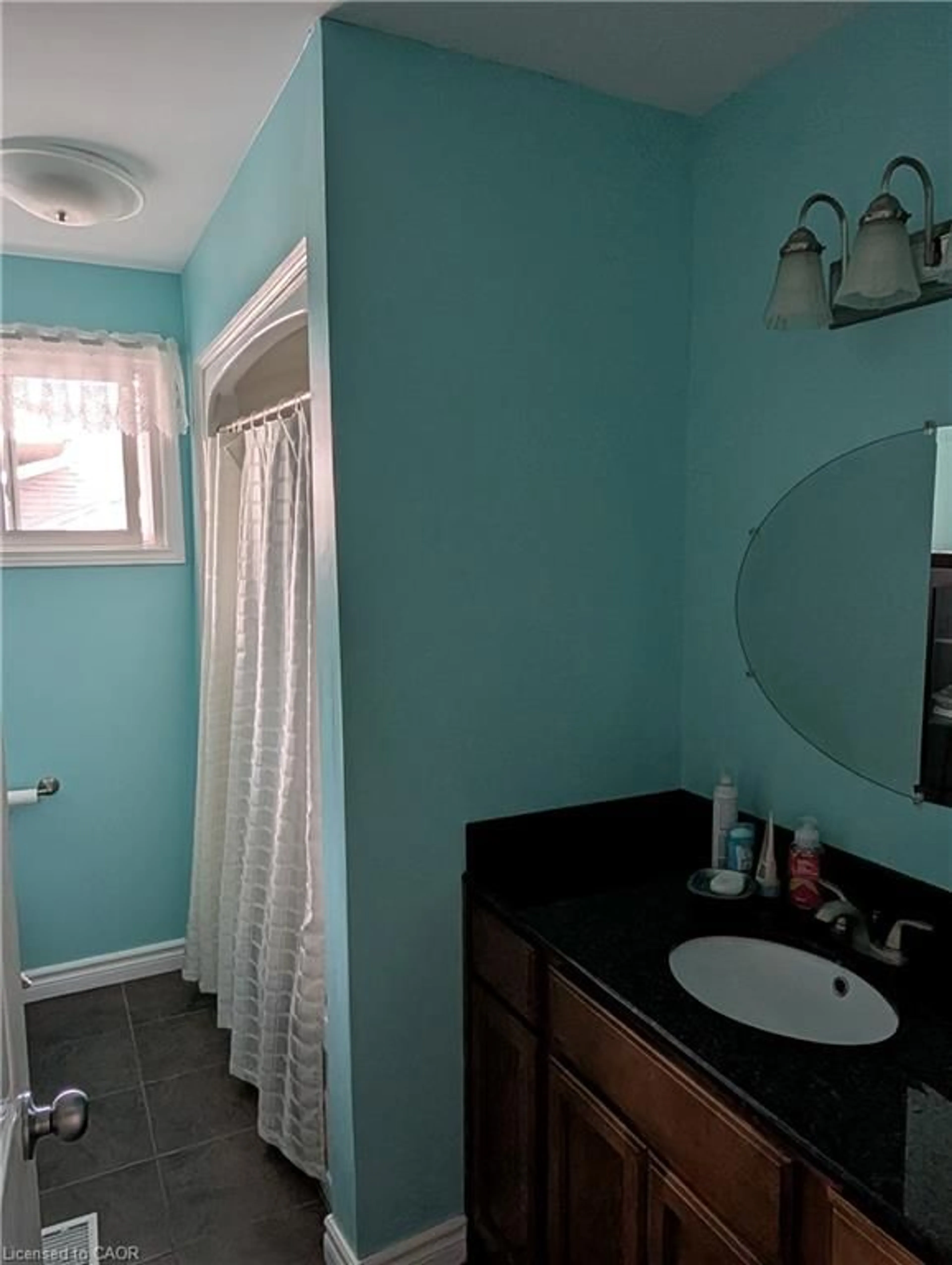 Standard bathroom, unknown for 33 Appleford Rd, Hamilton Ontario L9C 6B5