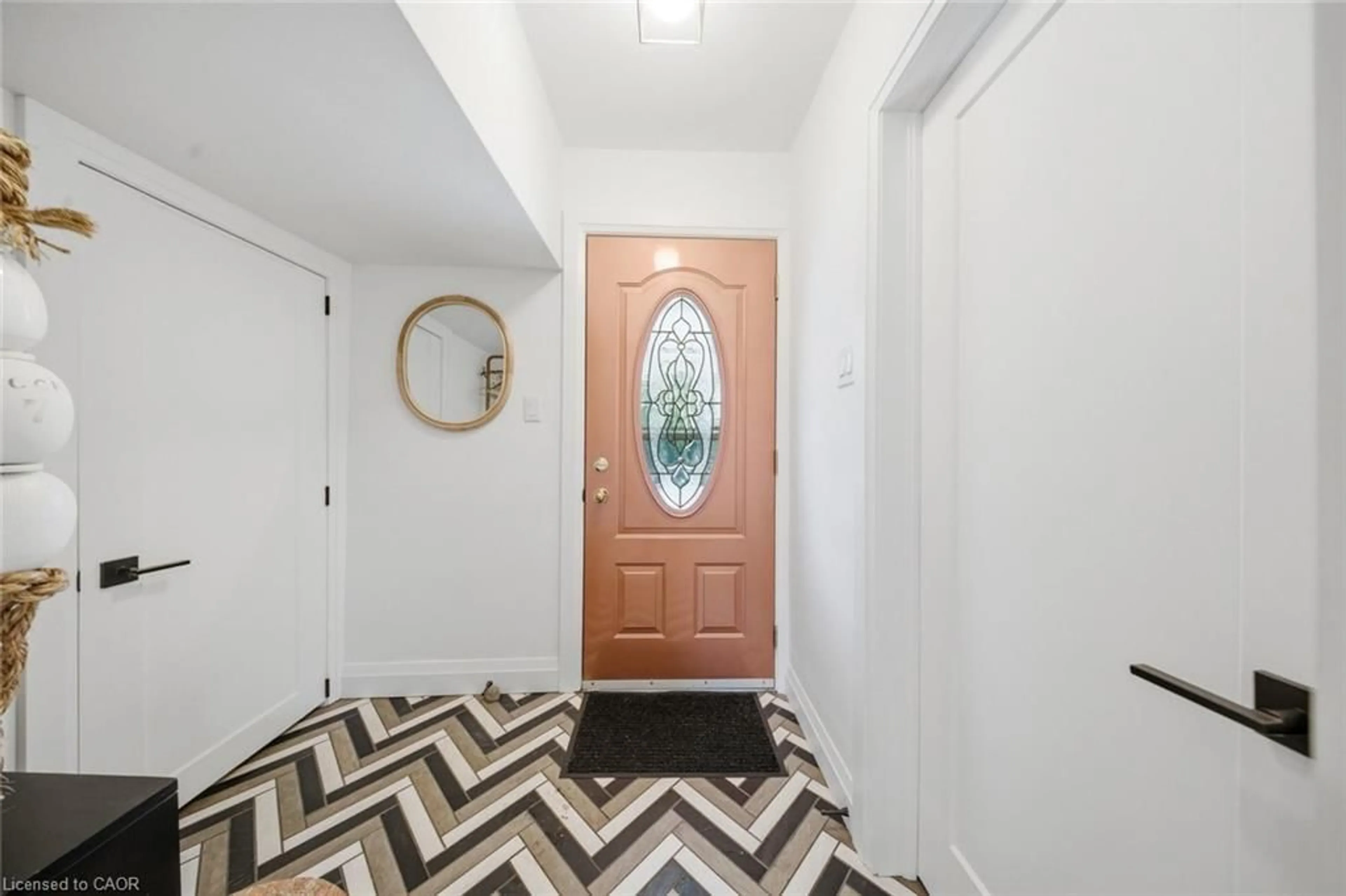 Indoor entryway for 1270 3rd Concession Rd, Port Rowan Ontario N0E 1M0