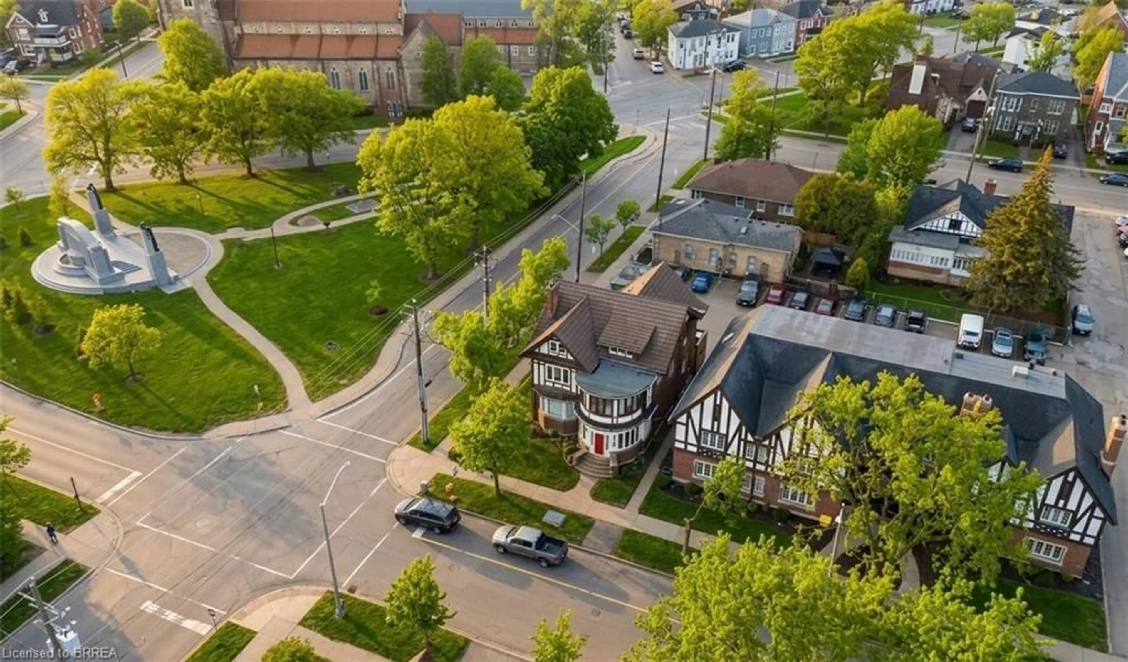 A pic from outside/outdoor area/front of a property/back of a property/a pic from drone, street for 14 Wellington St, Brantford Ontario N3T 2L4
