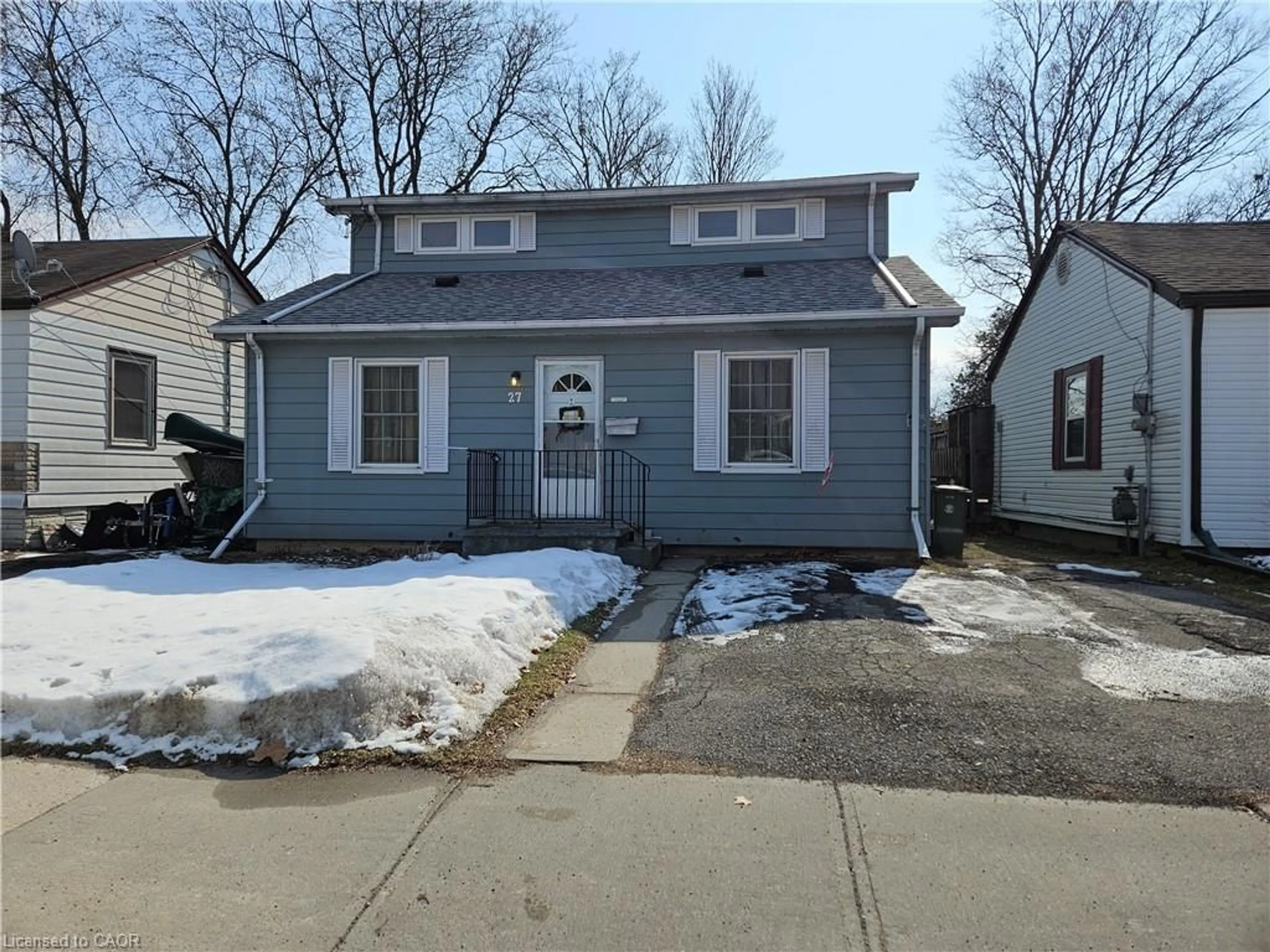 Home with vinyl exterior material, street for 27 Hunter St, Dundas Ontario L9H 1E5