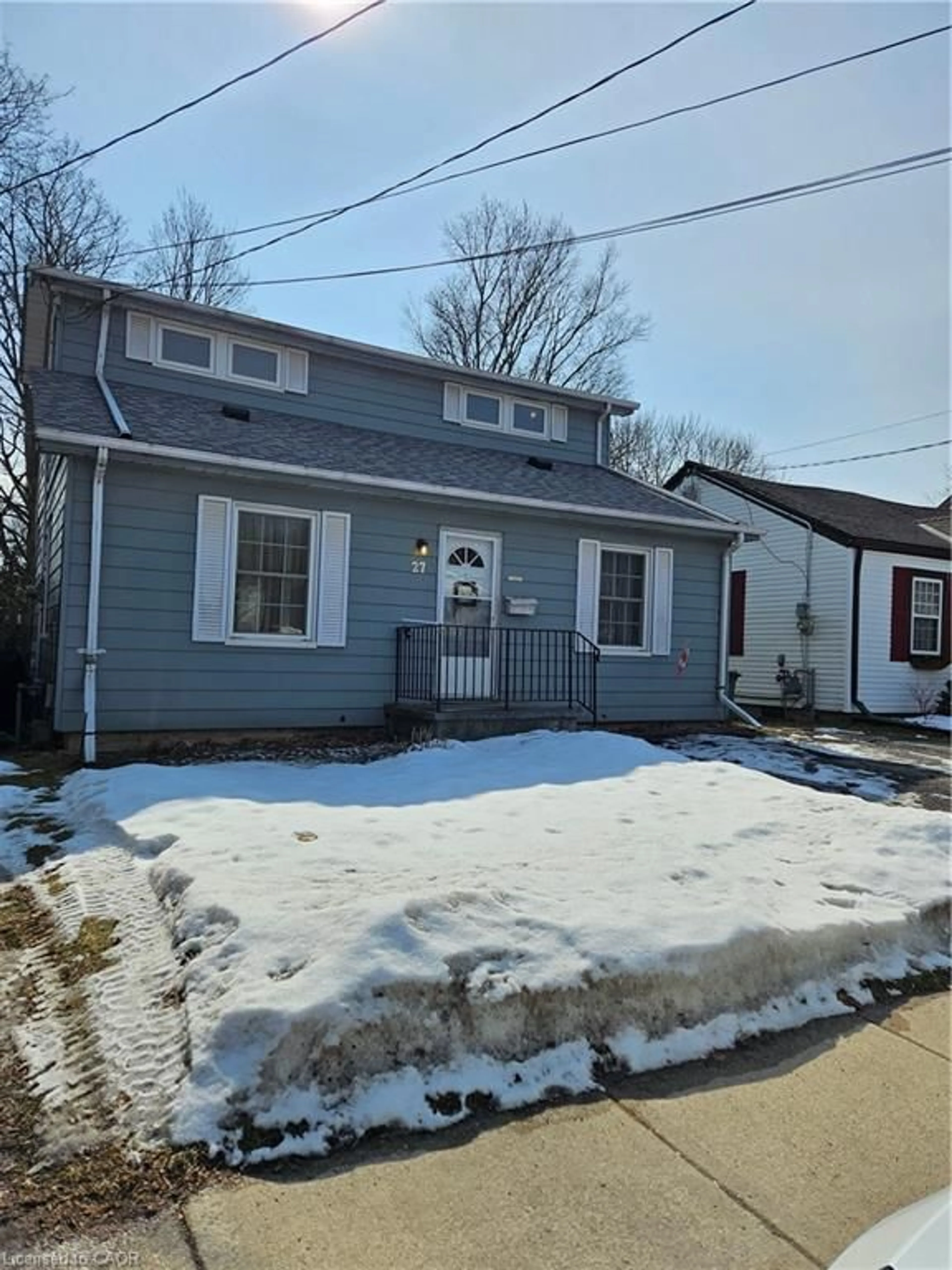 Home with vinyl exterior material, street for 27 Hunter St, Dundas Ontario L9H 1E5