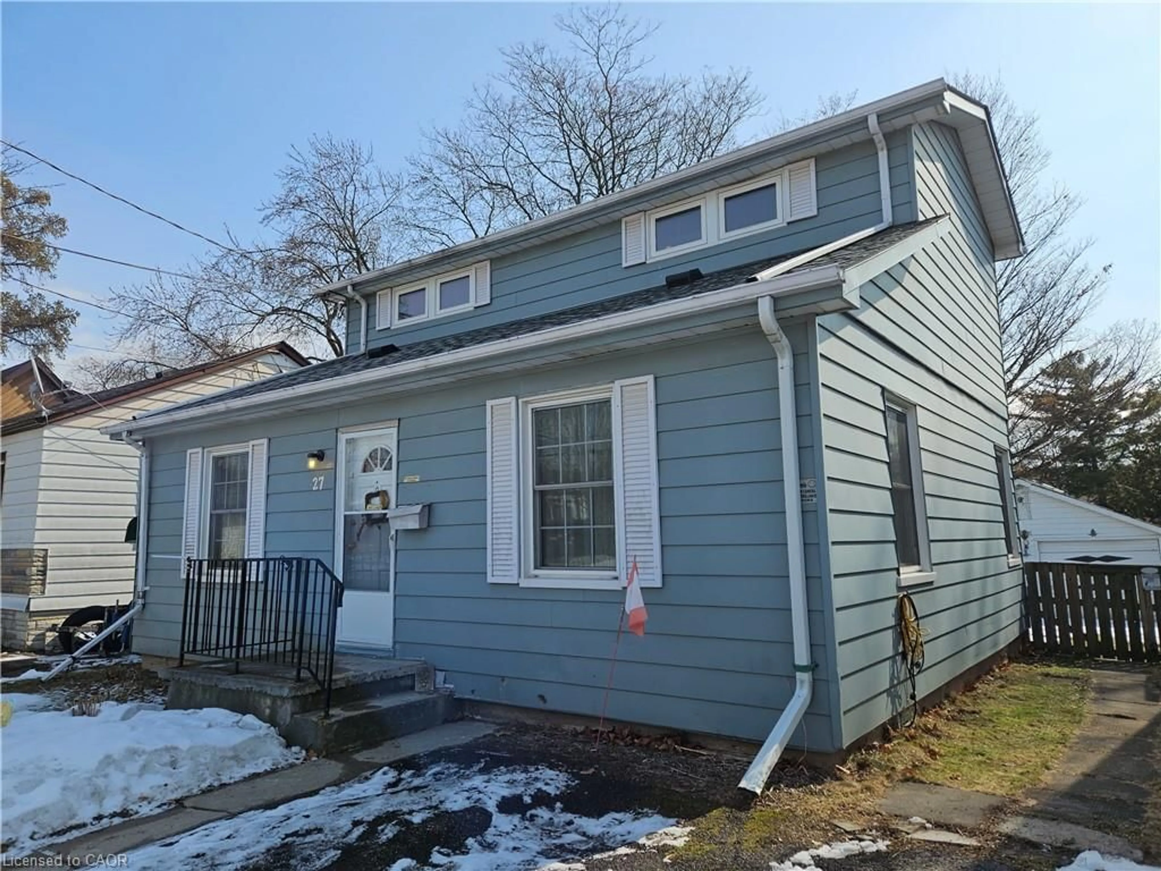 Home with vinyl exterior material, street for 27 Hunter St, Dundas Ontario L9H 1E5