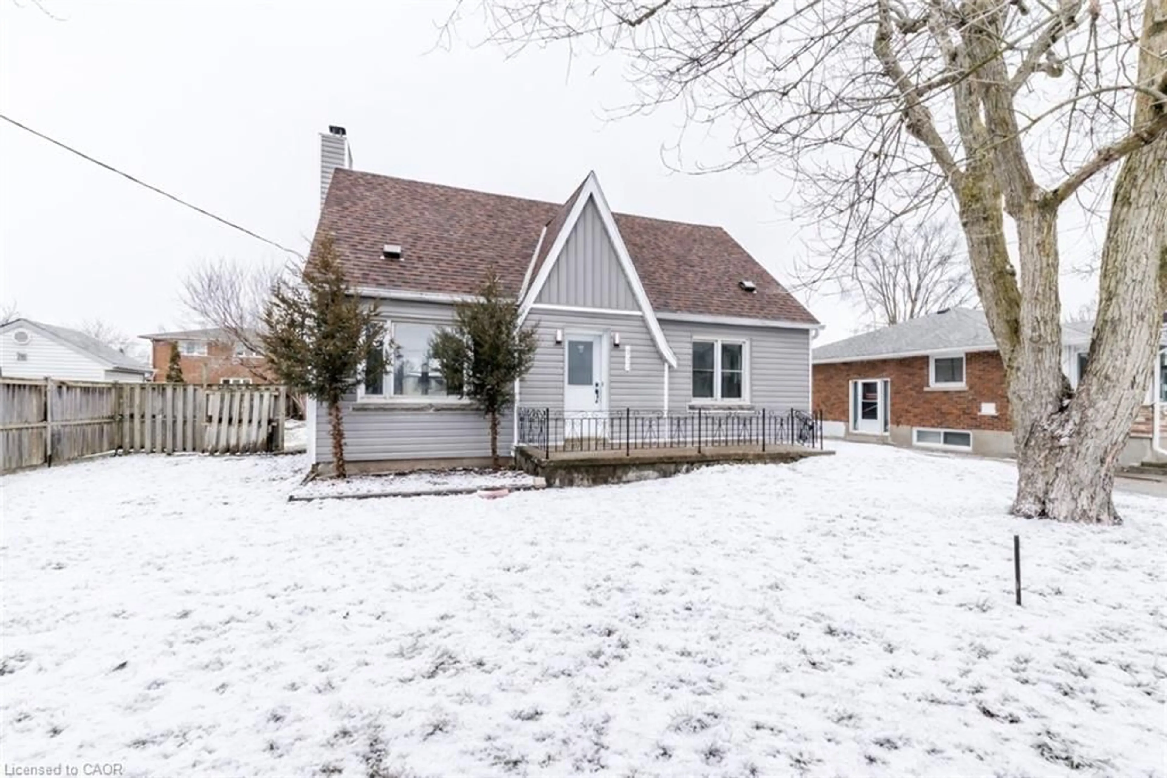 A pic from outside/outdoor area/front of a property/back of a property/a pic from drone, street for 457 Southworth St, Welland Ontario L3B 2A1