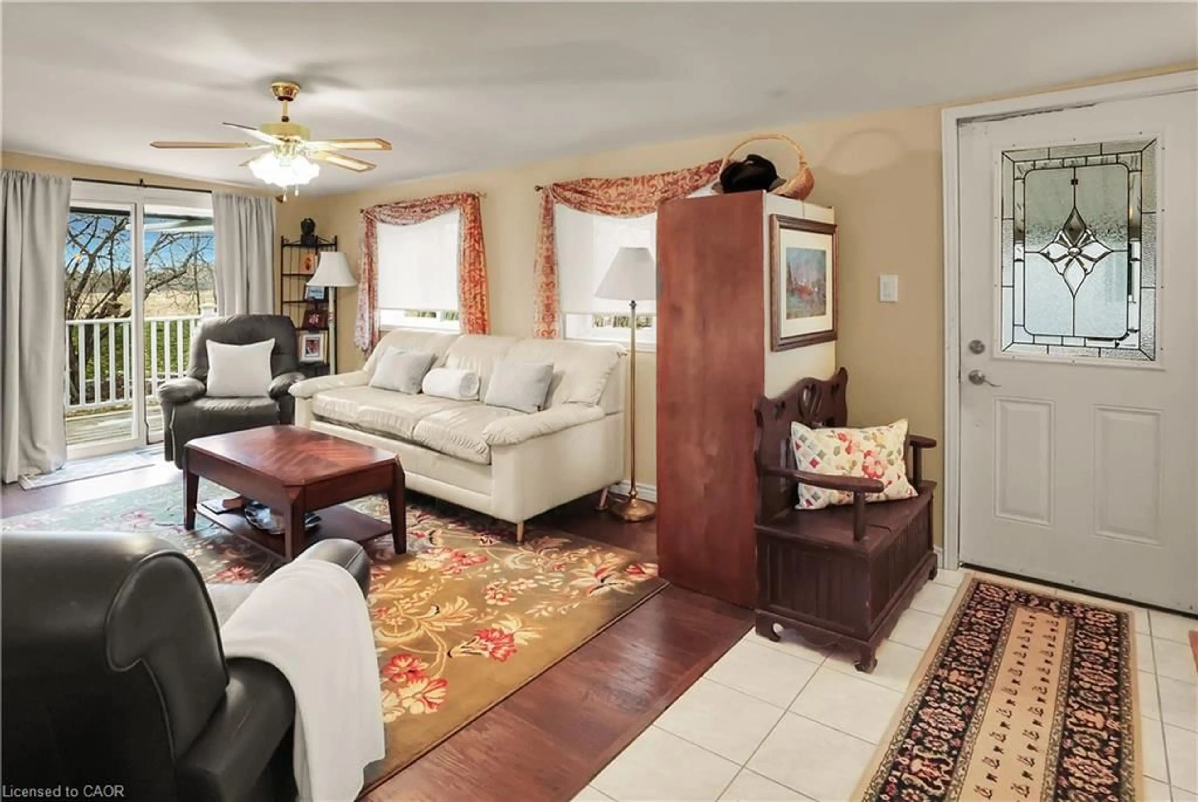 Living room with furniture, unknown for 3033 Townline Rd #154, Stevensville Ontario L0S 1S1