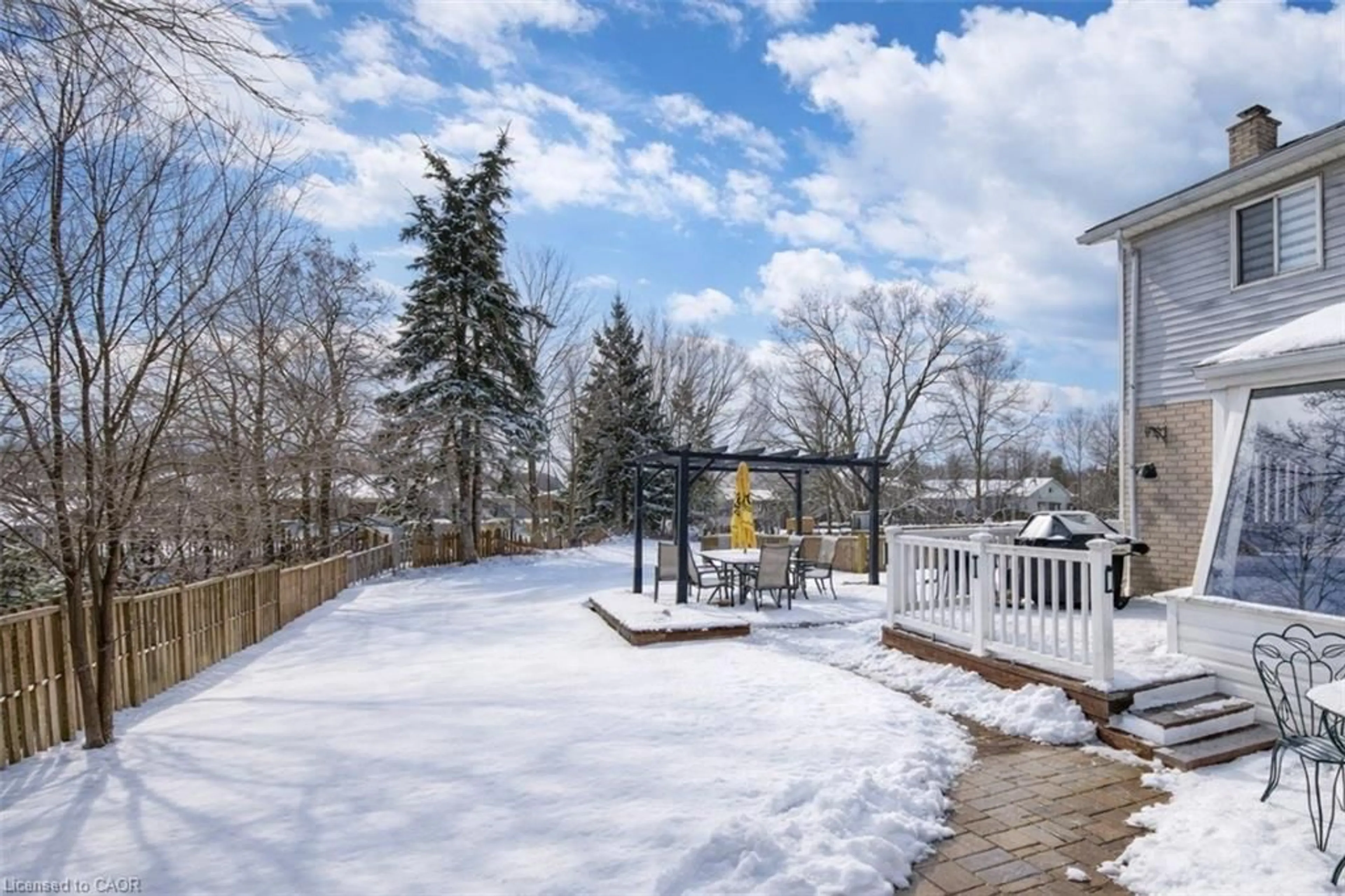 Patio, water/lake/river/ocean view for 35 Glendan Crt, Cambridge Ontario N1R 7N4