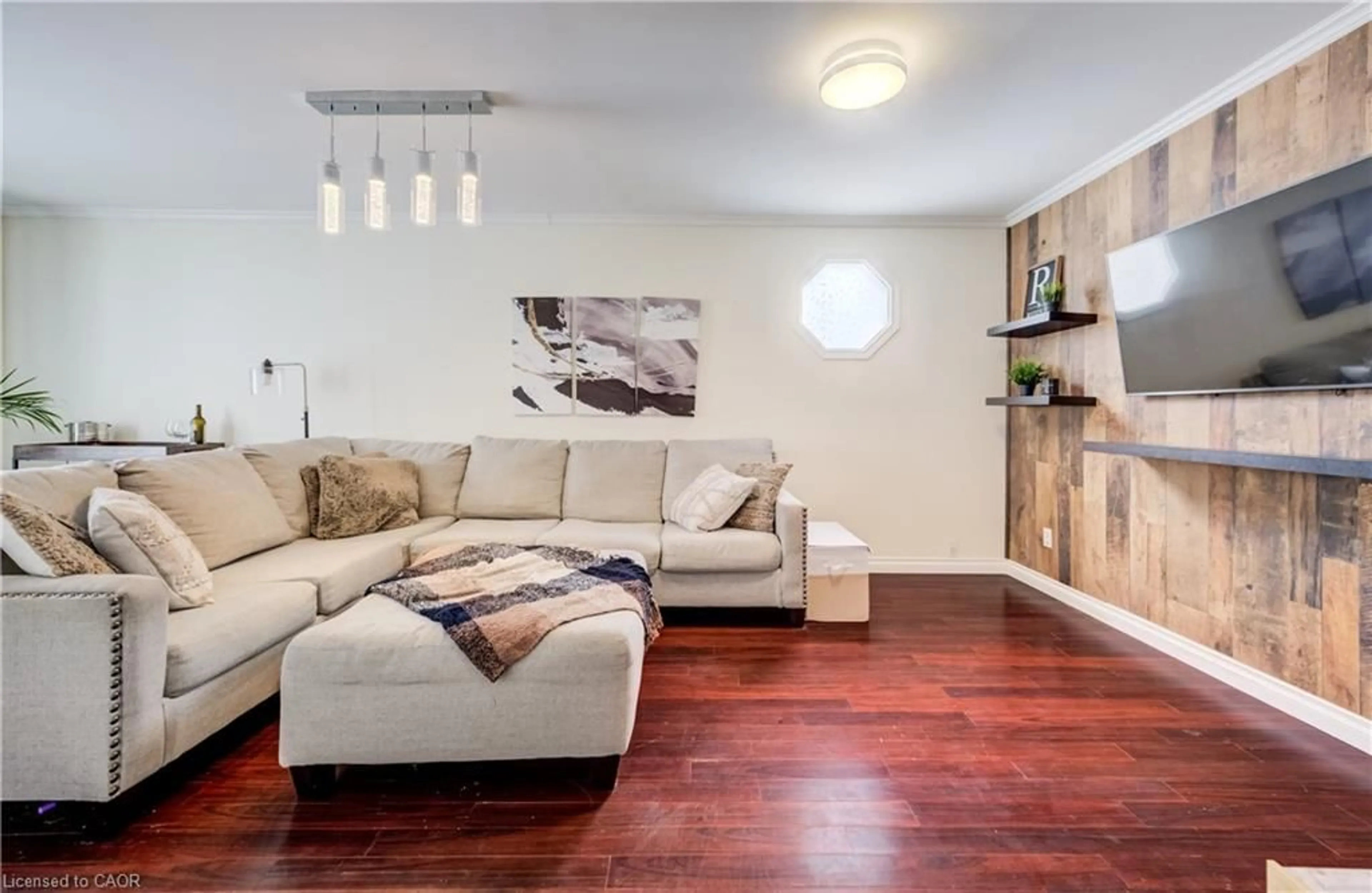 Living room with furniture, wood/laminate floor for 35 Glendan Crt, Cambridge Ontario N1R 7N4