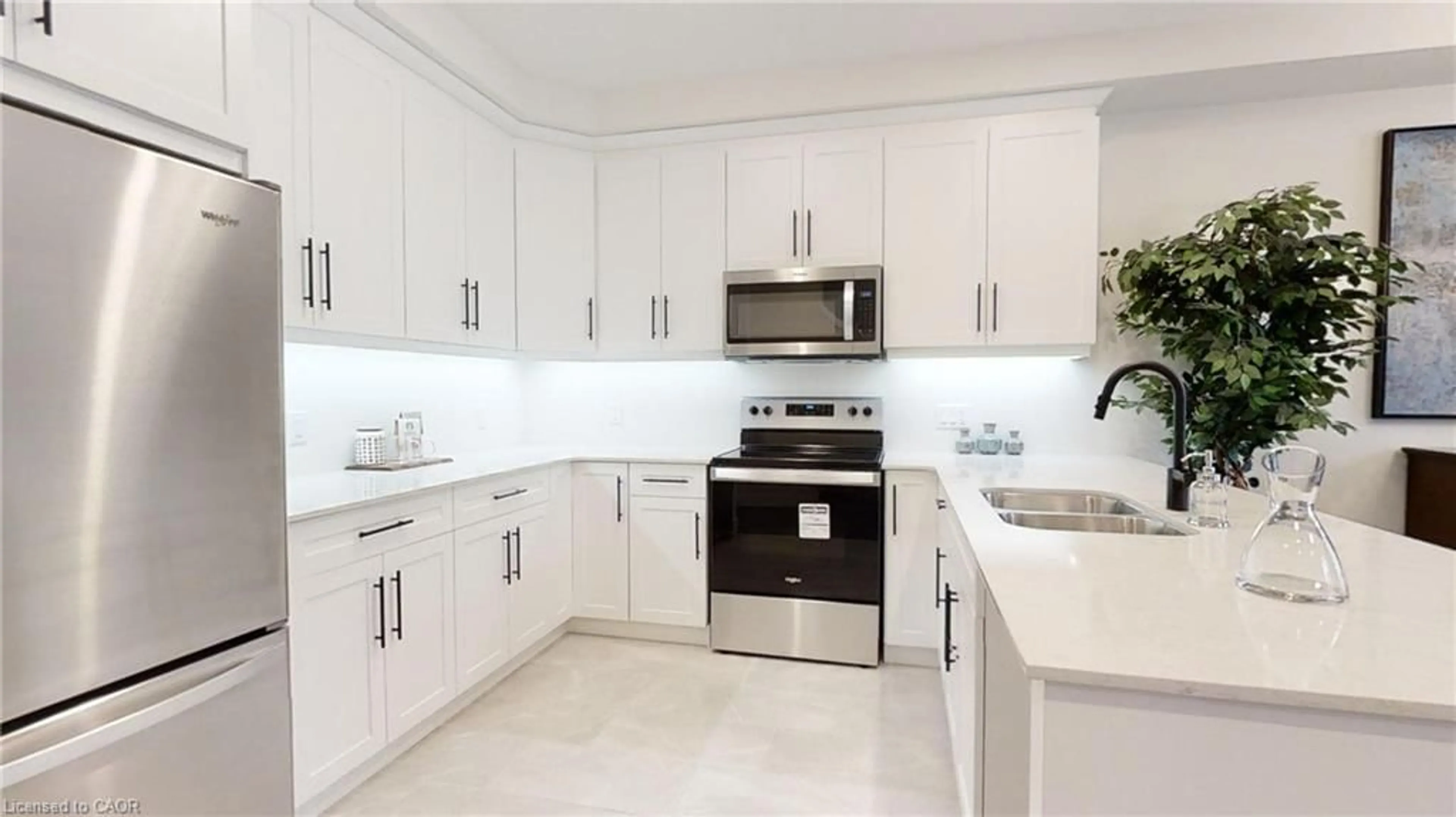 Standard kitchen, ceramic/tile floor for 163 Julie Cres, London Ontario N5X 0B1