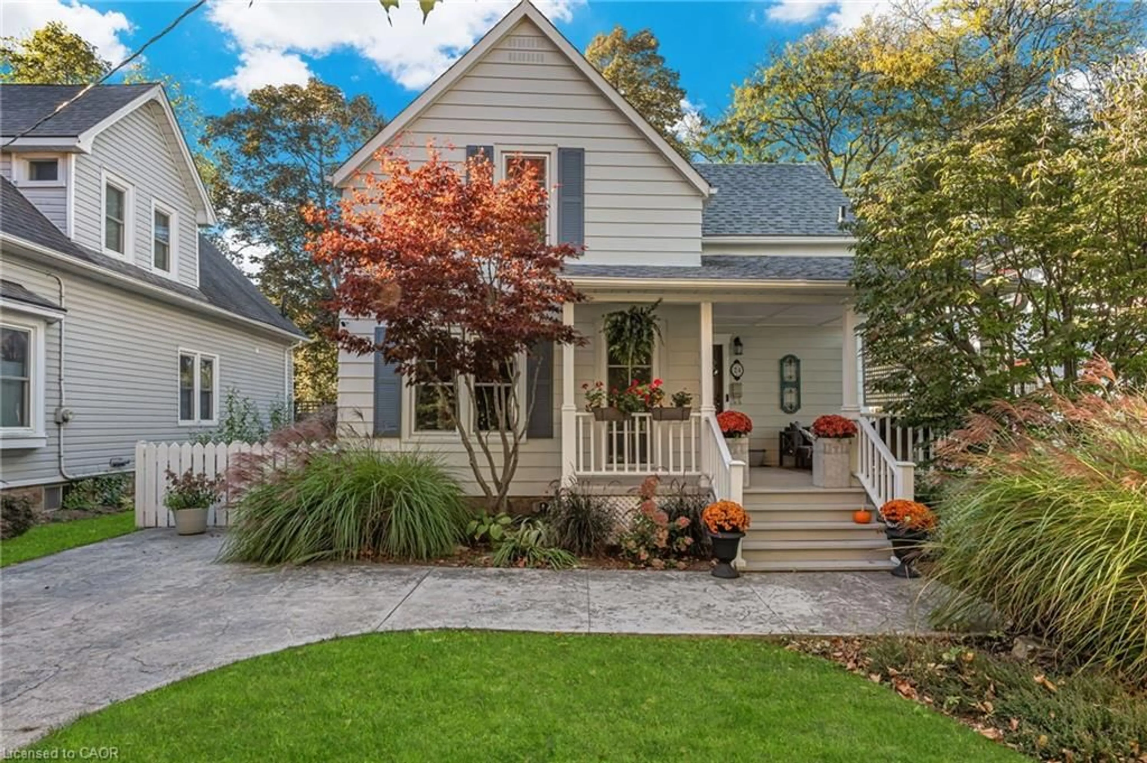 Home with vinyl exterior material, street for 24 Robinson St, Grimsby Ontario L3M 3C4