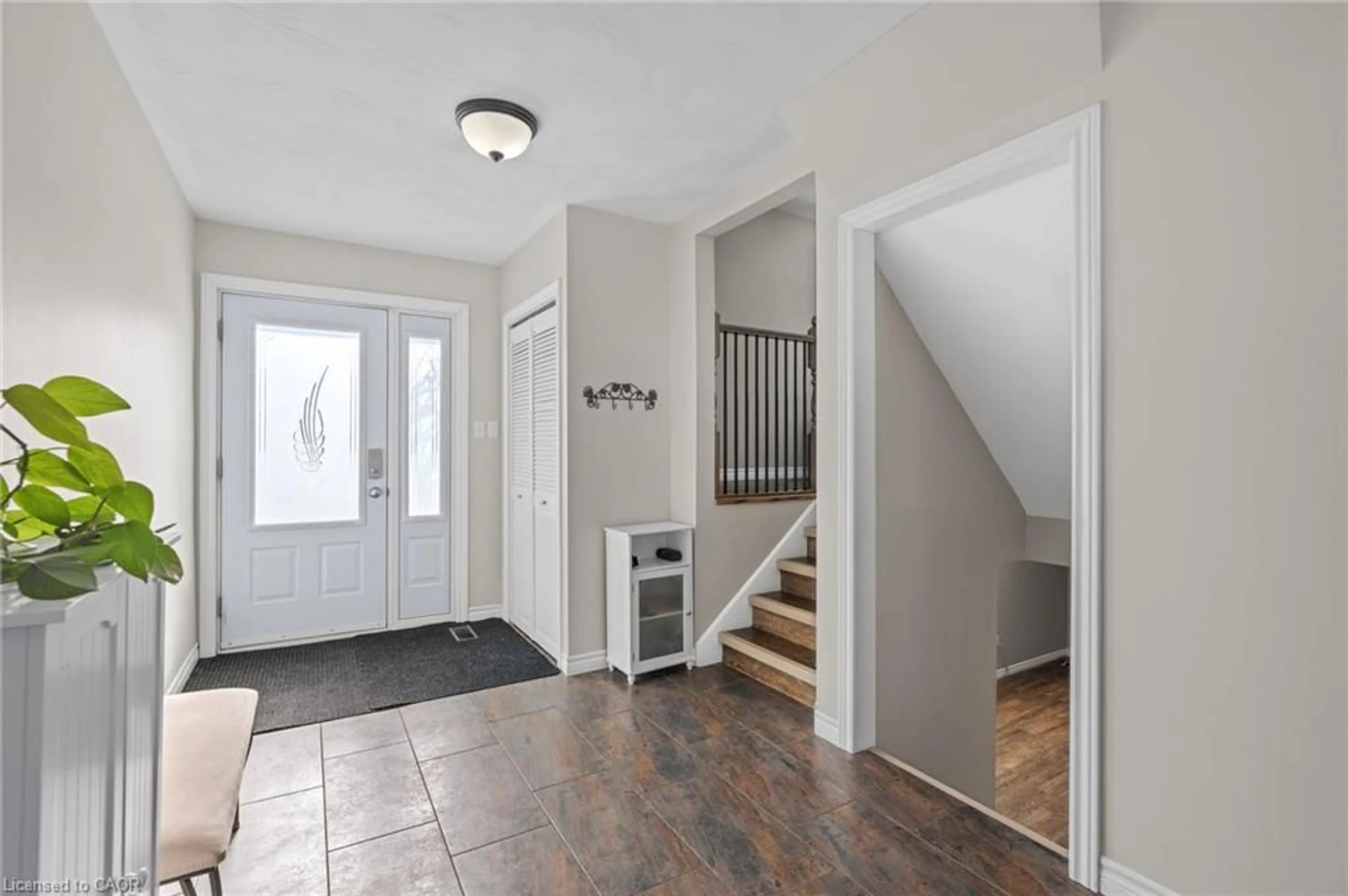 Indoor entryway for 218 Arris Cres, Mitchell Ontario N0K 1N0