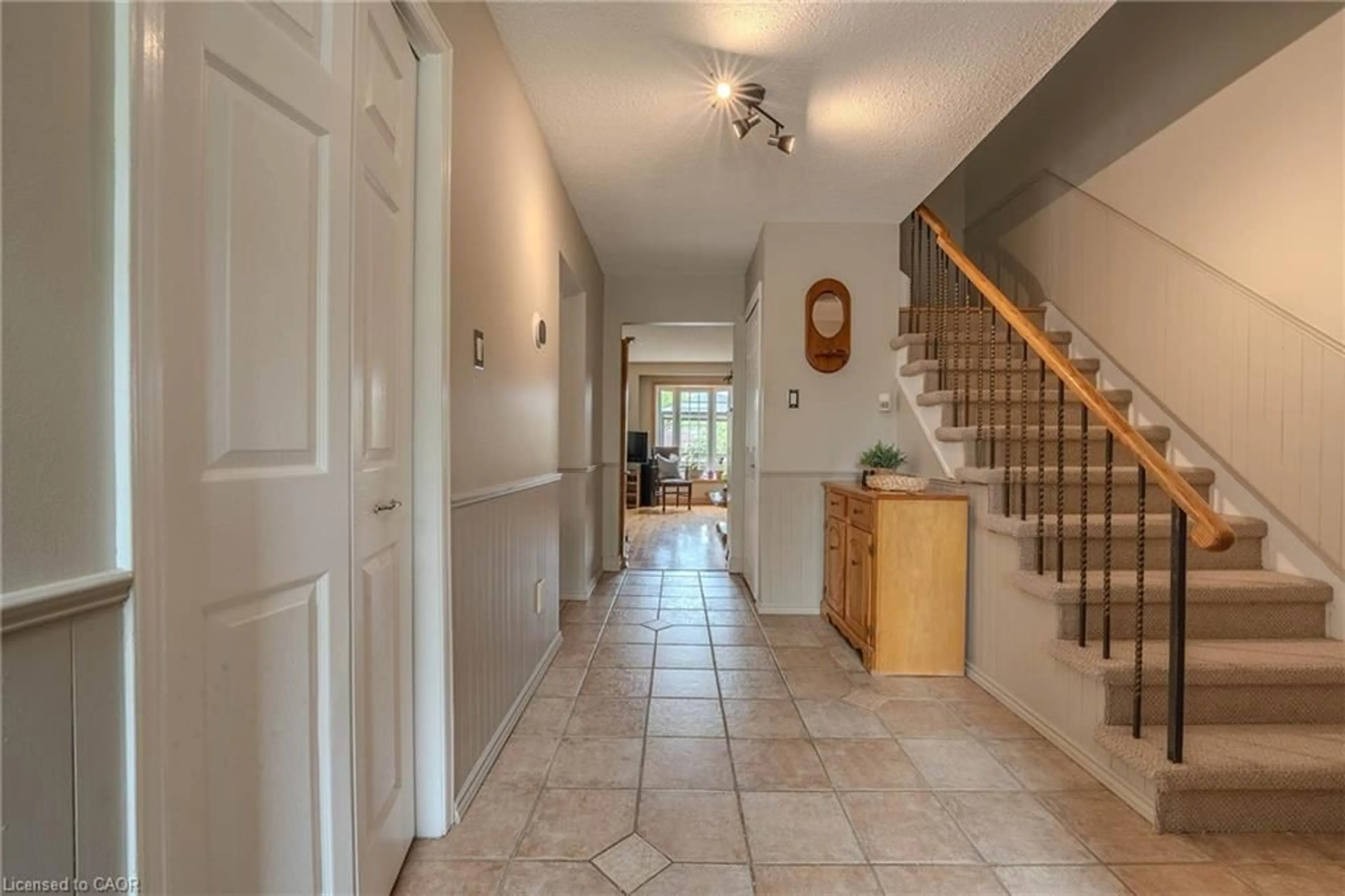 Indoor foyer for 7163 Fayette Cir, Mississauga Ontario L5N 1Y5