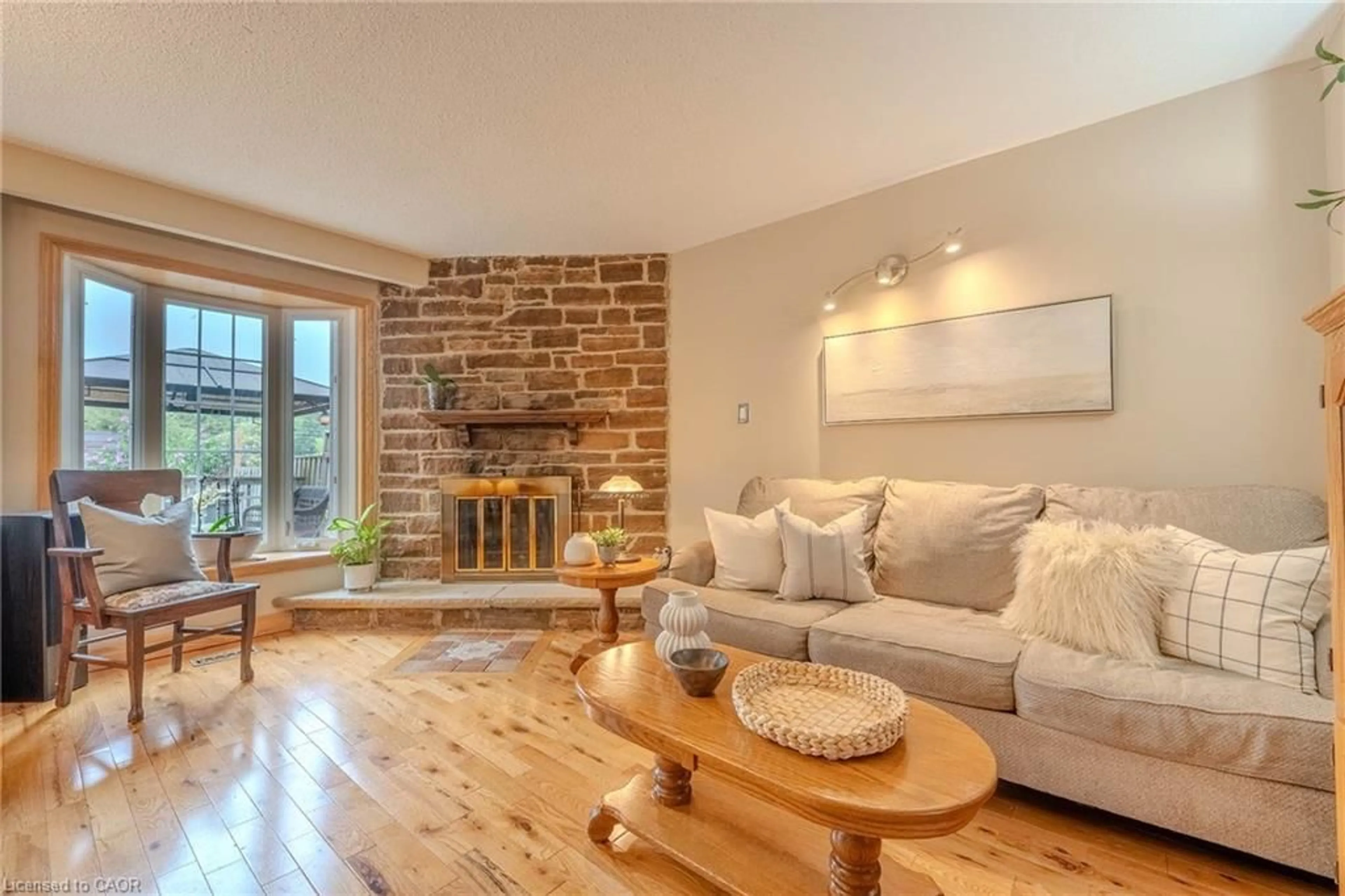 Living room with furniture, wood/laminate floor for 7163 Fayette Cir, Mississauga Ontario L5N 1Y5