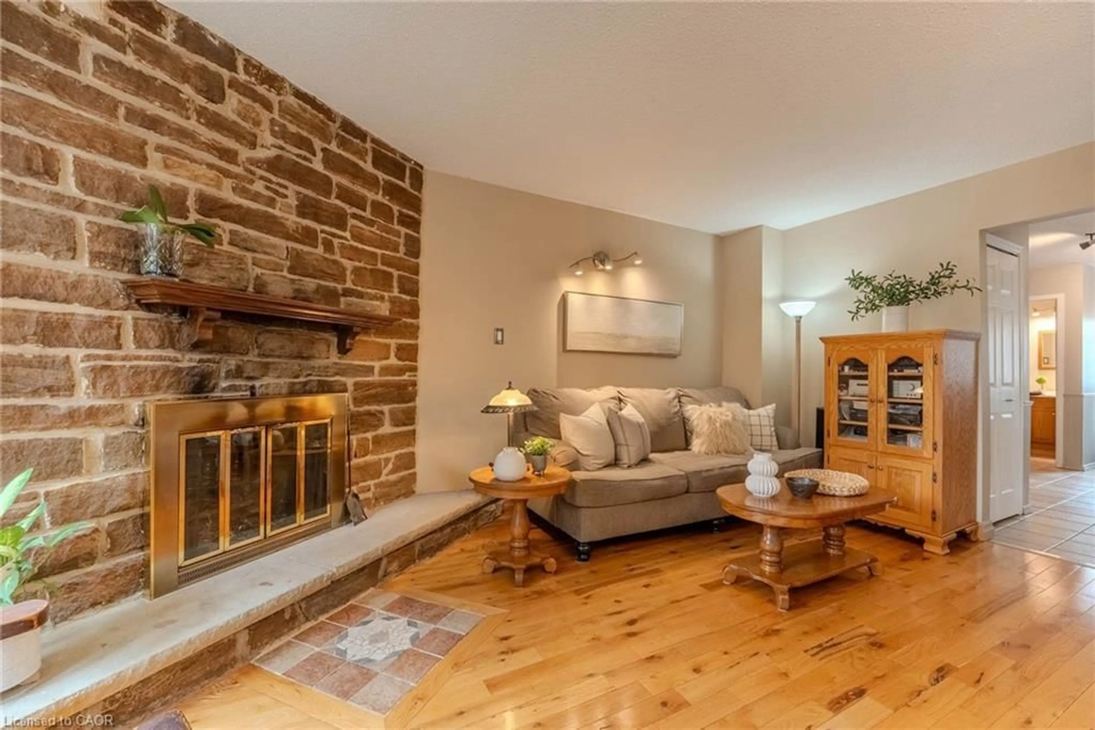 Living room with furniture, wood/laminate floor for 7163 Fayette Cir, Mississauga Ontario L5N 1Y5