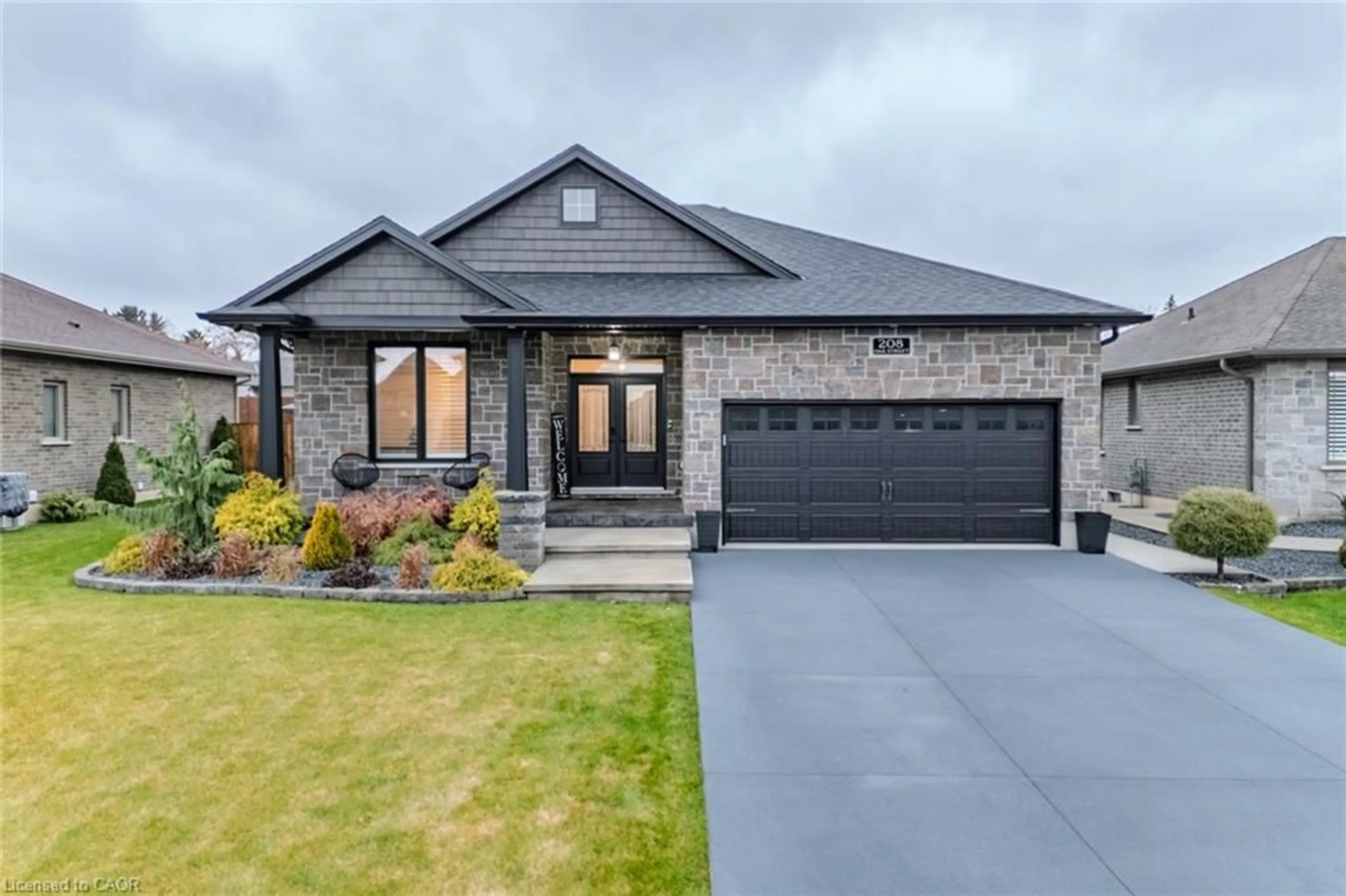 Home with brick exterior material, street for 208 Oak St, Simcoe Ontario N3Y 4K1