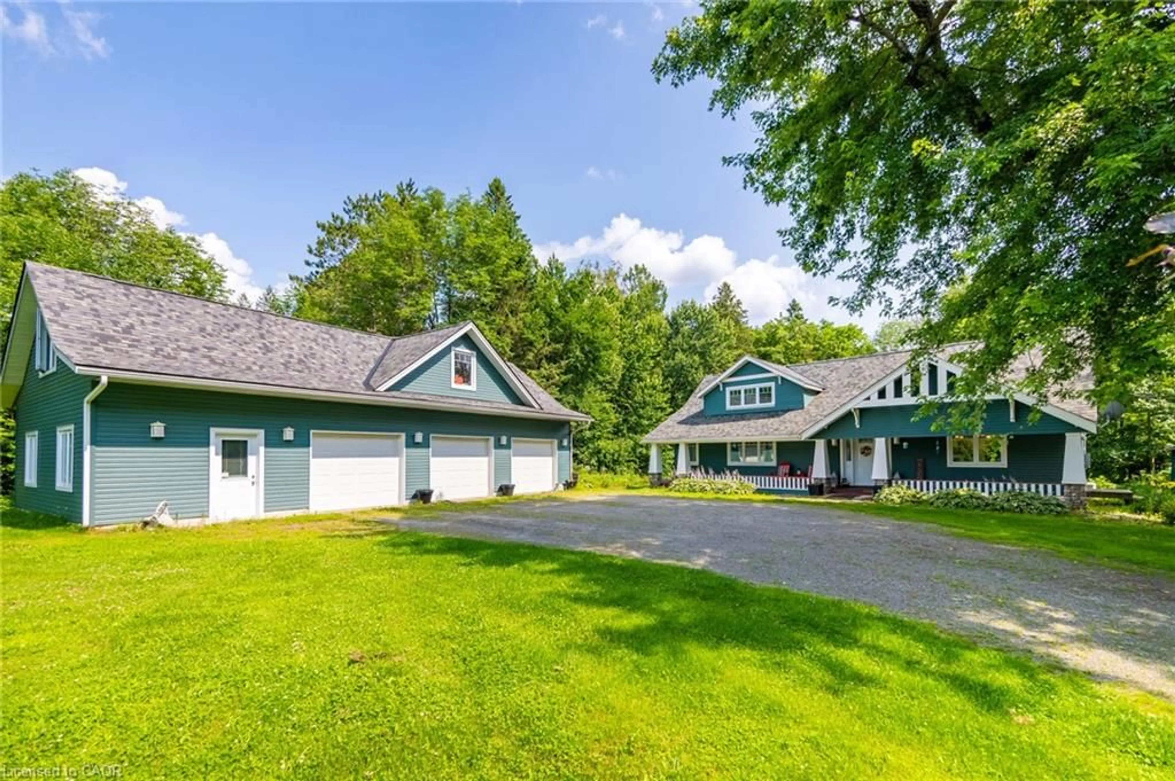 A pic from outside/outdoor area/front of a property/back of a property/a pic from drone, mountain view for 1622 Houseys Rapids Rd, Gravenhurst Ontario P1P 1R3