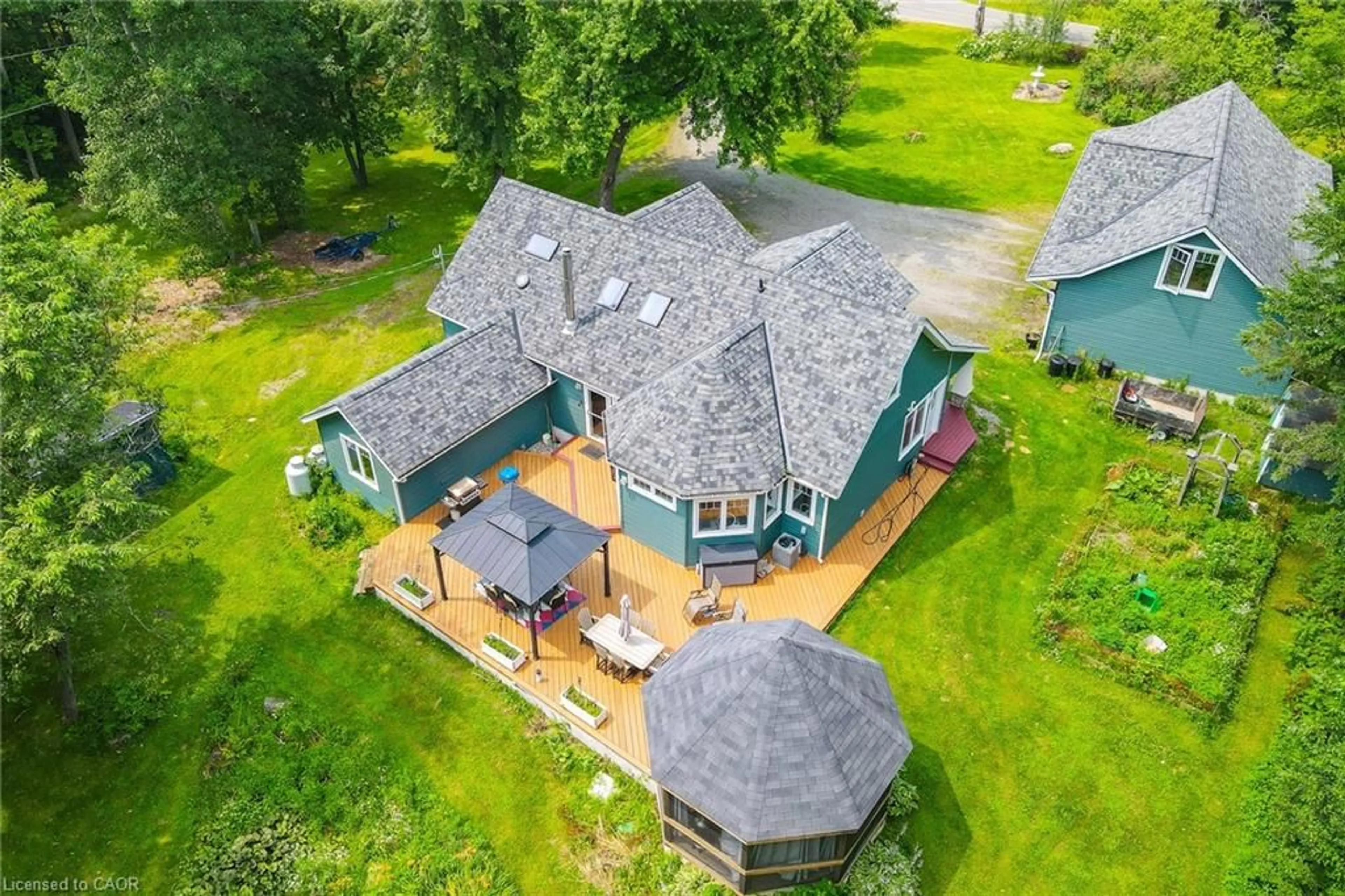 A pic from outside/outdoor area/front of a property/back of a property/a pic from drone, building for 1622 Houseys Rapids Rd, Gravenhurst Ontario P1P 1R3