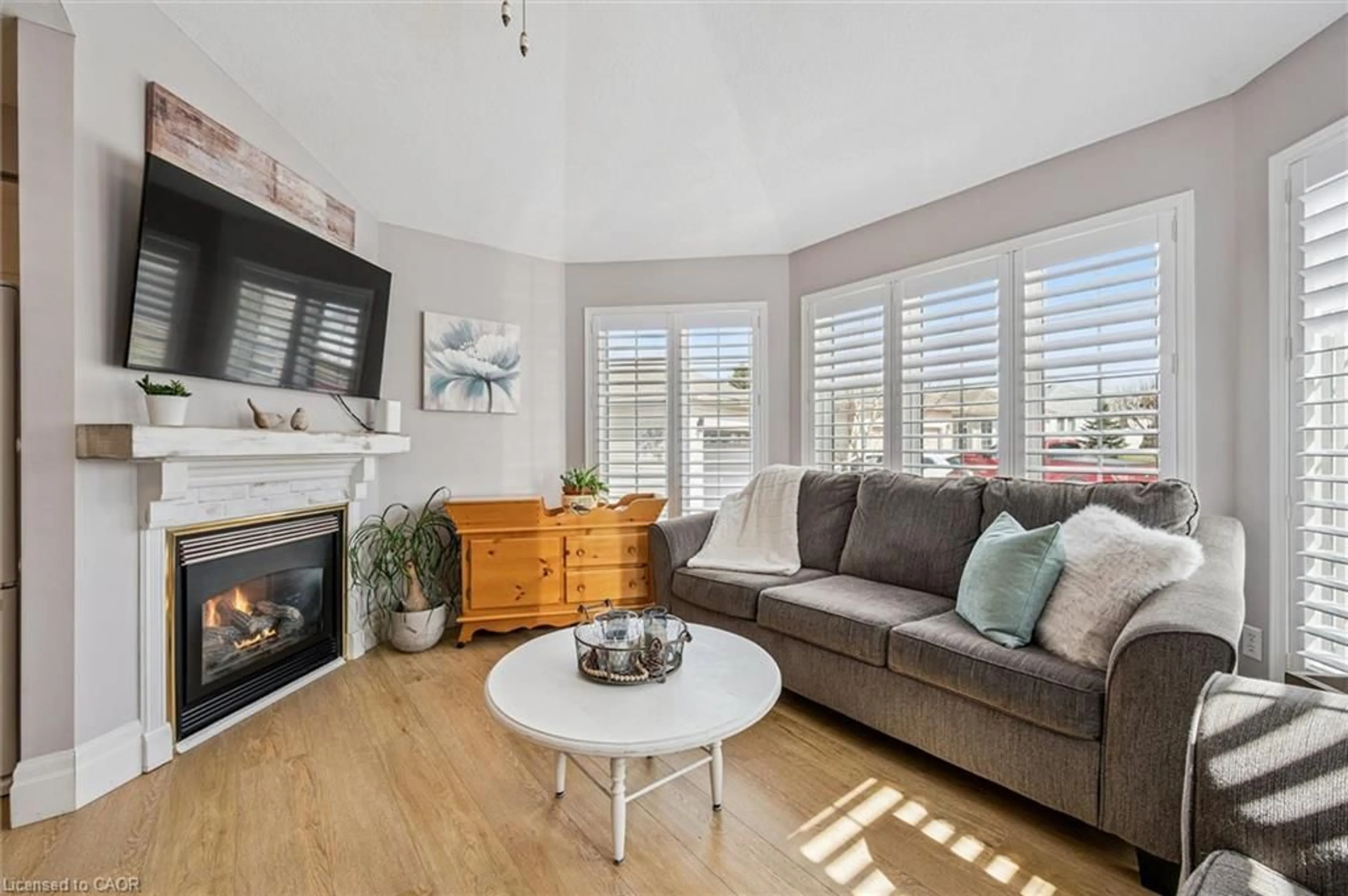 Living room with furniture, wood/laminate floor for 5 Spruce Lane, New Hamburg Ontario N3A 2G6