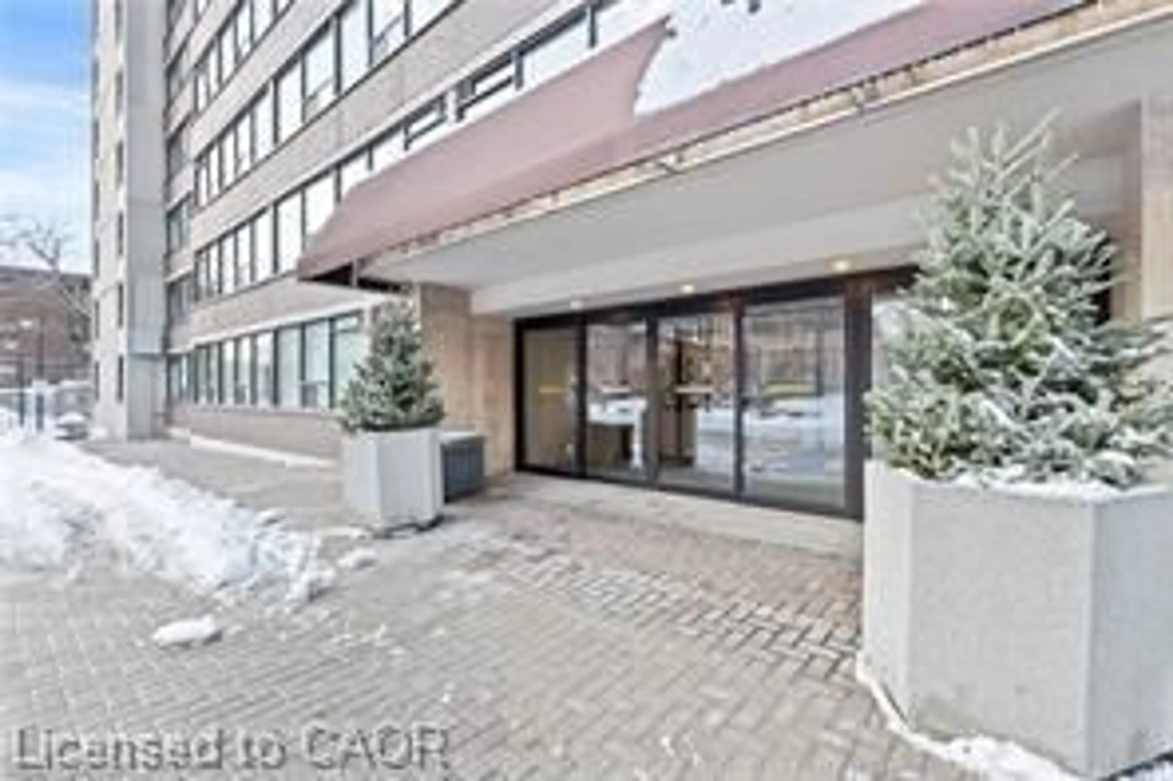 Indoor foyer for 120 Duke St #805, Hamilton Ontario L8P 4T1