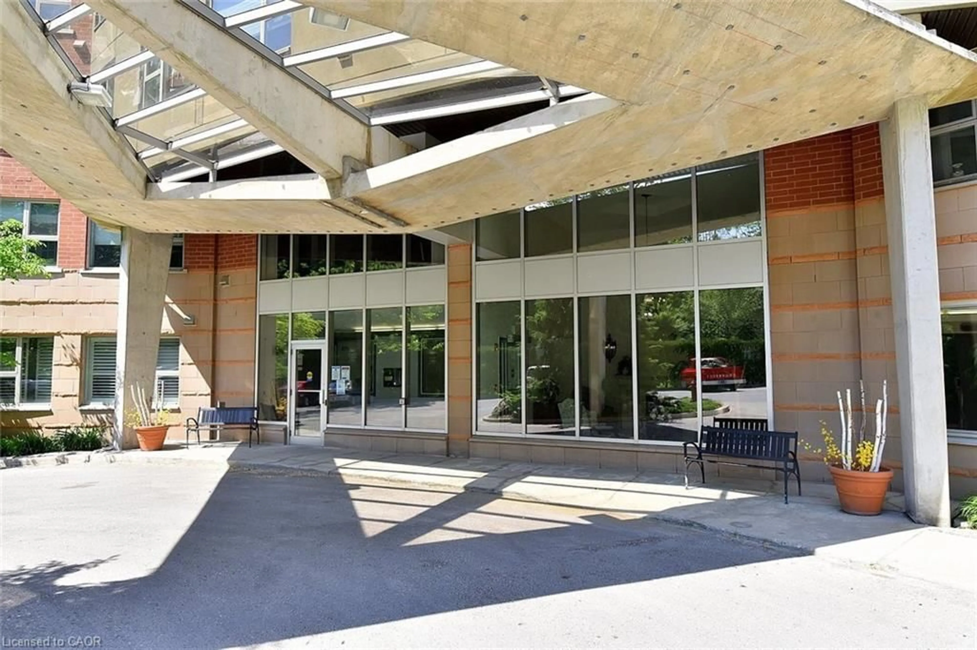 Indoor foyer for 77 Governor's Rd #505, Dundas Ontario L9H 7N8