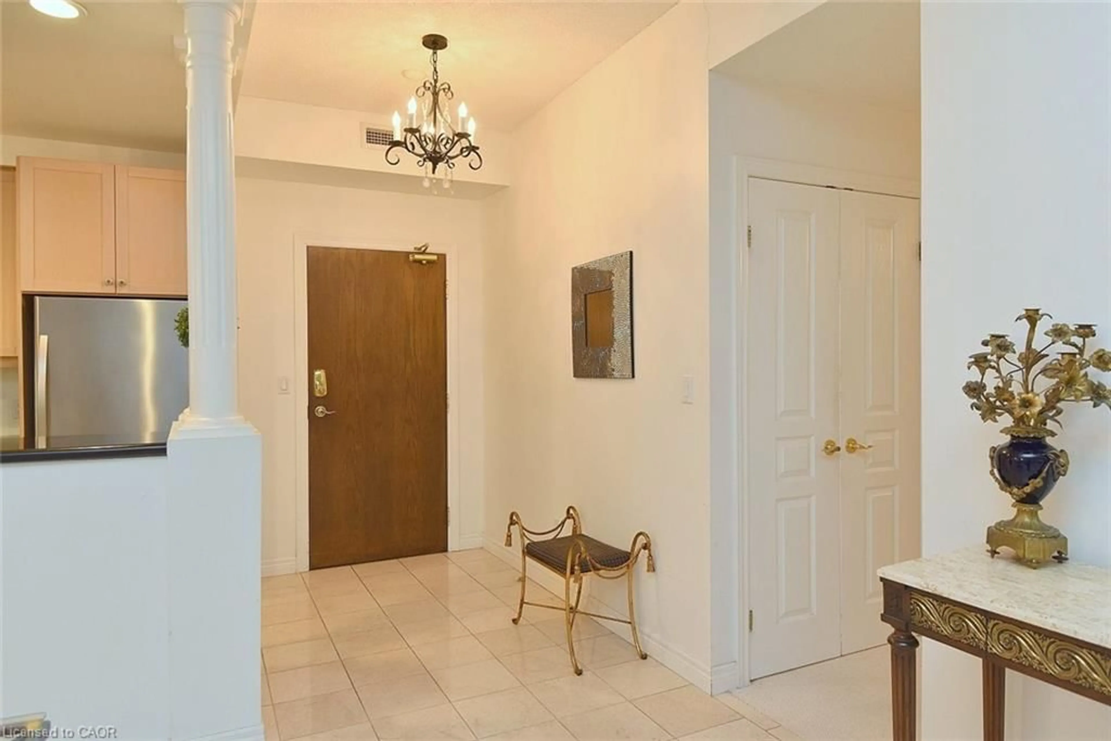 Indoor foyer for 77 Governor's Rd #505, Dundas Ontario L9H 7N8