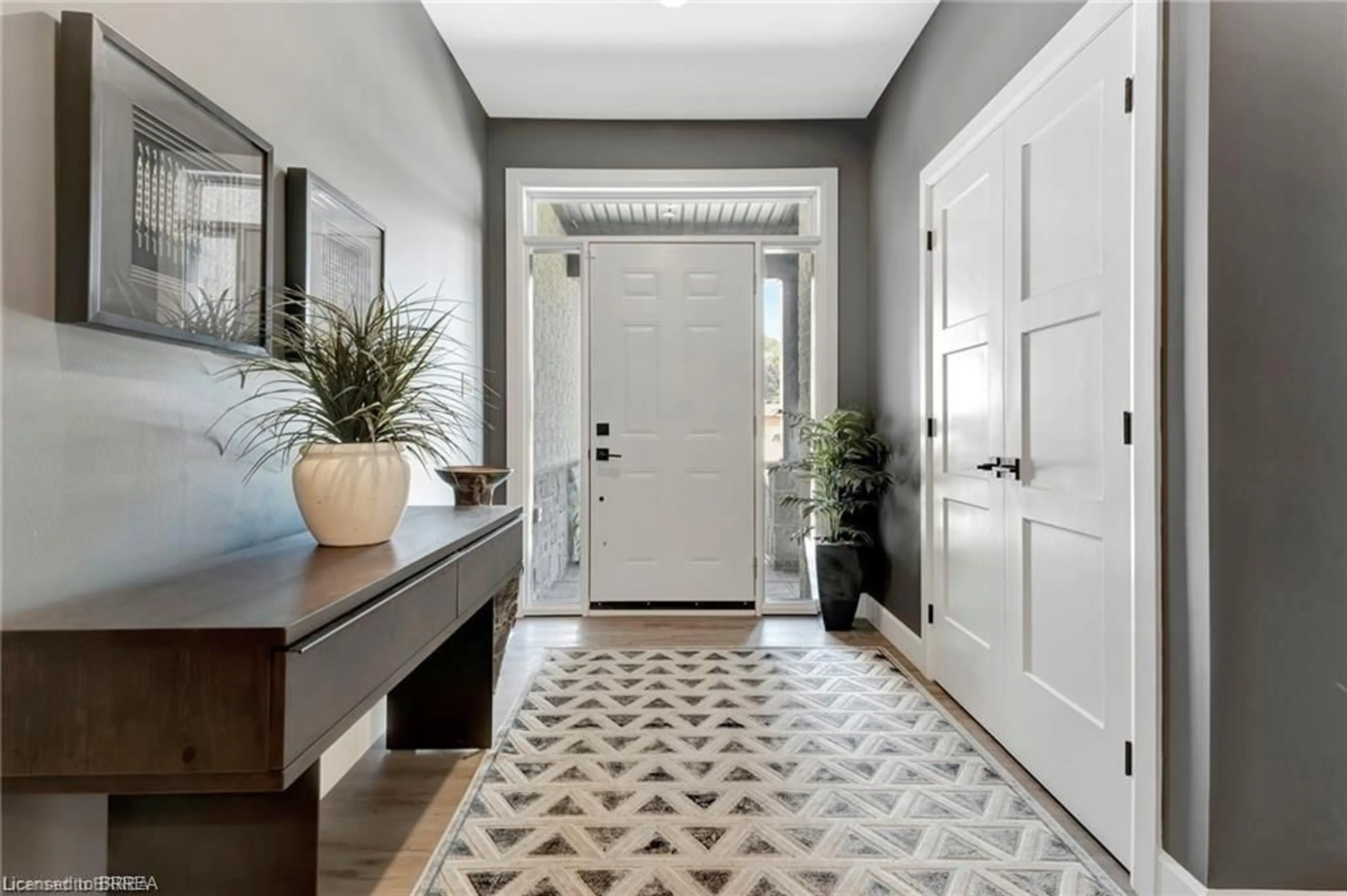 Indoor entryway for 442 James St, Delhi Ontario N4B 2C1