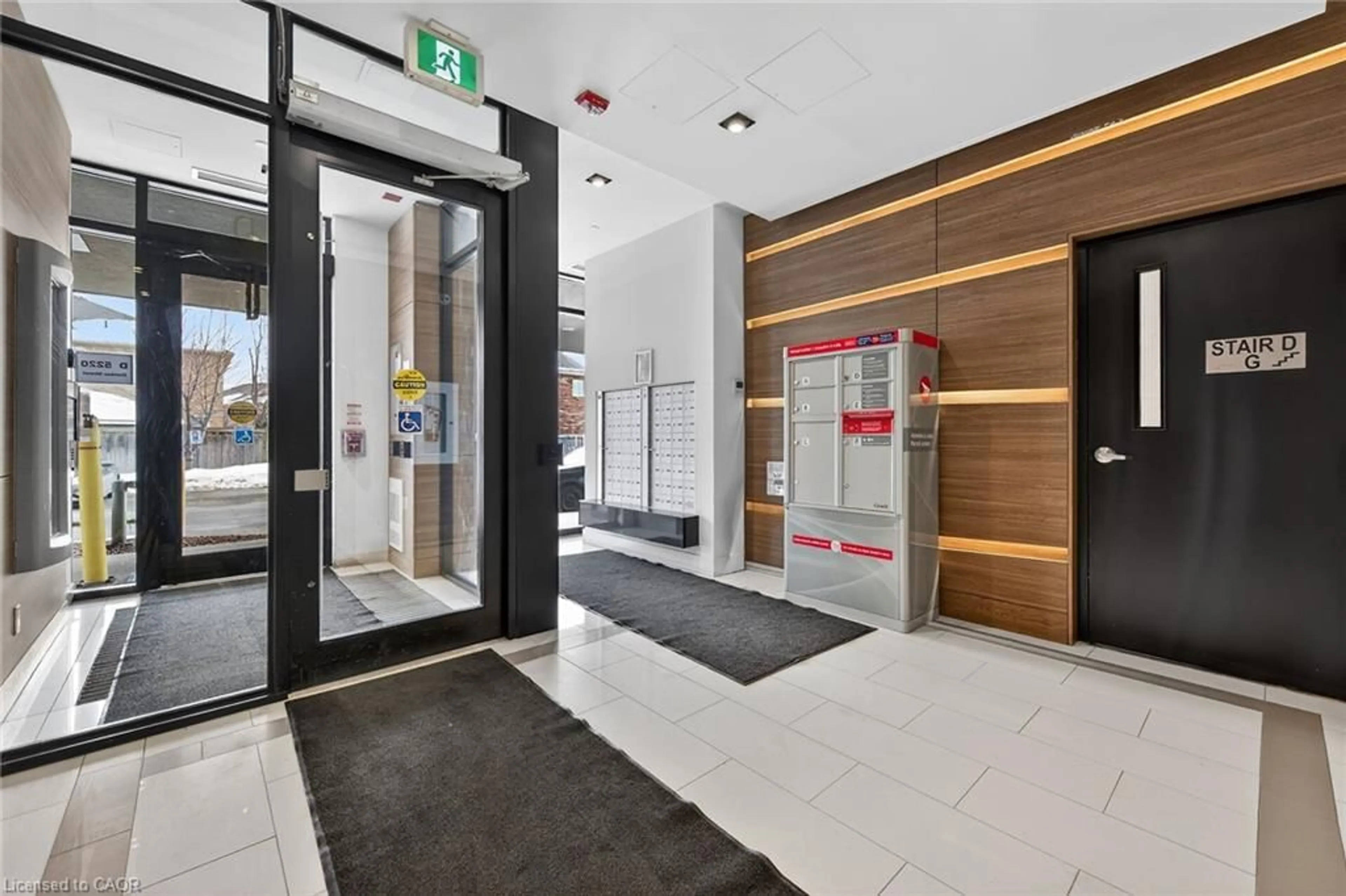 Indoor foyer for 5220 Dundas St #508, Burlington Ontario L7L 0J4
