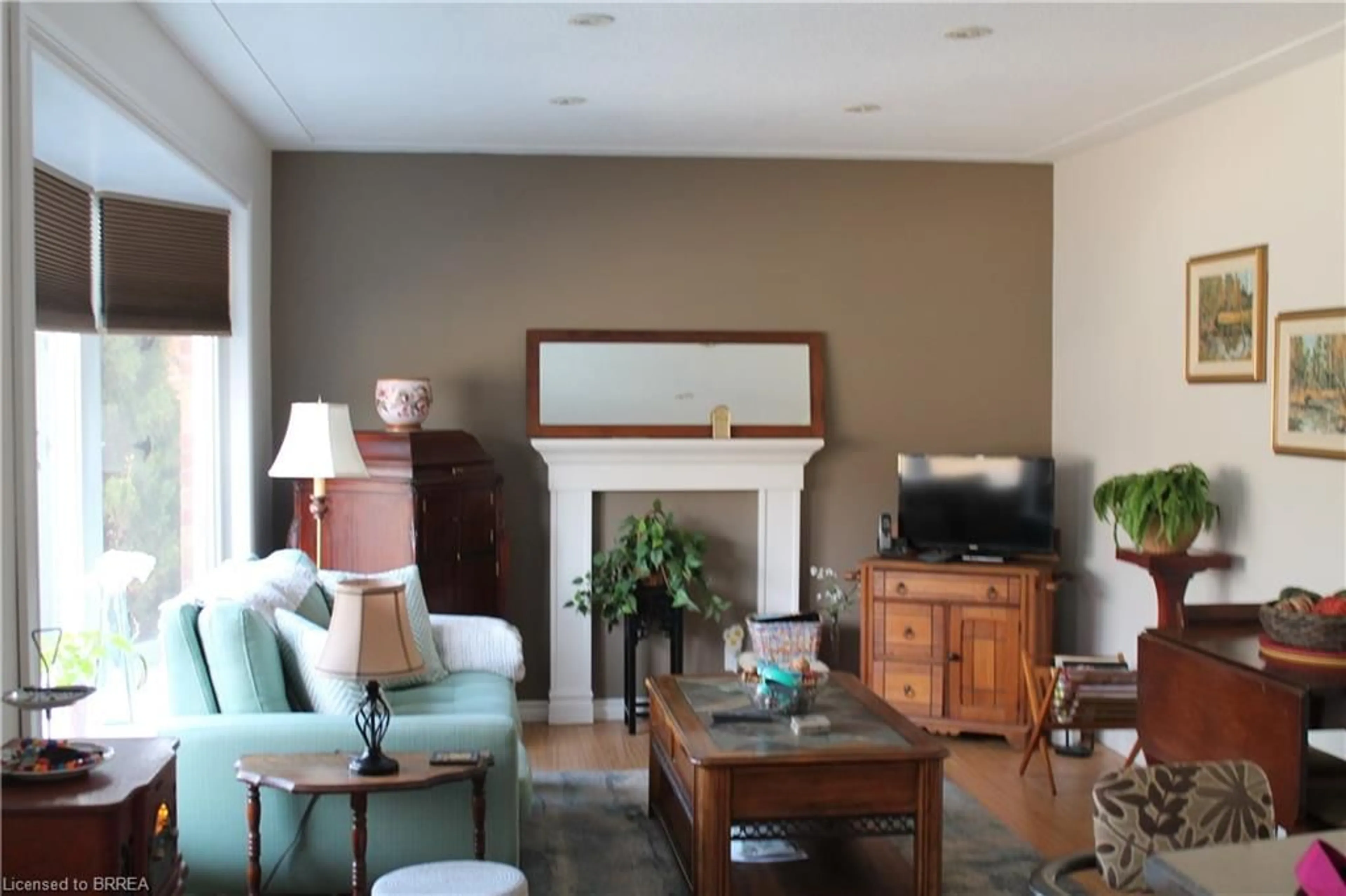 Living room with furniture, unknown for 27 Collingdon Dr, Brantford Ontario N3S 3C9