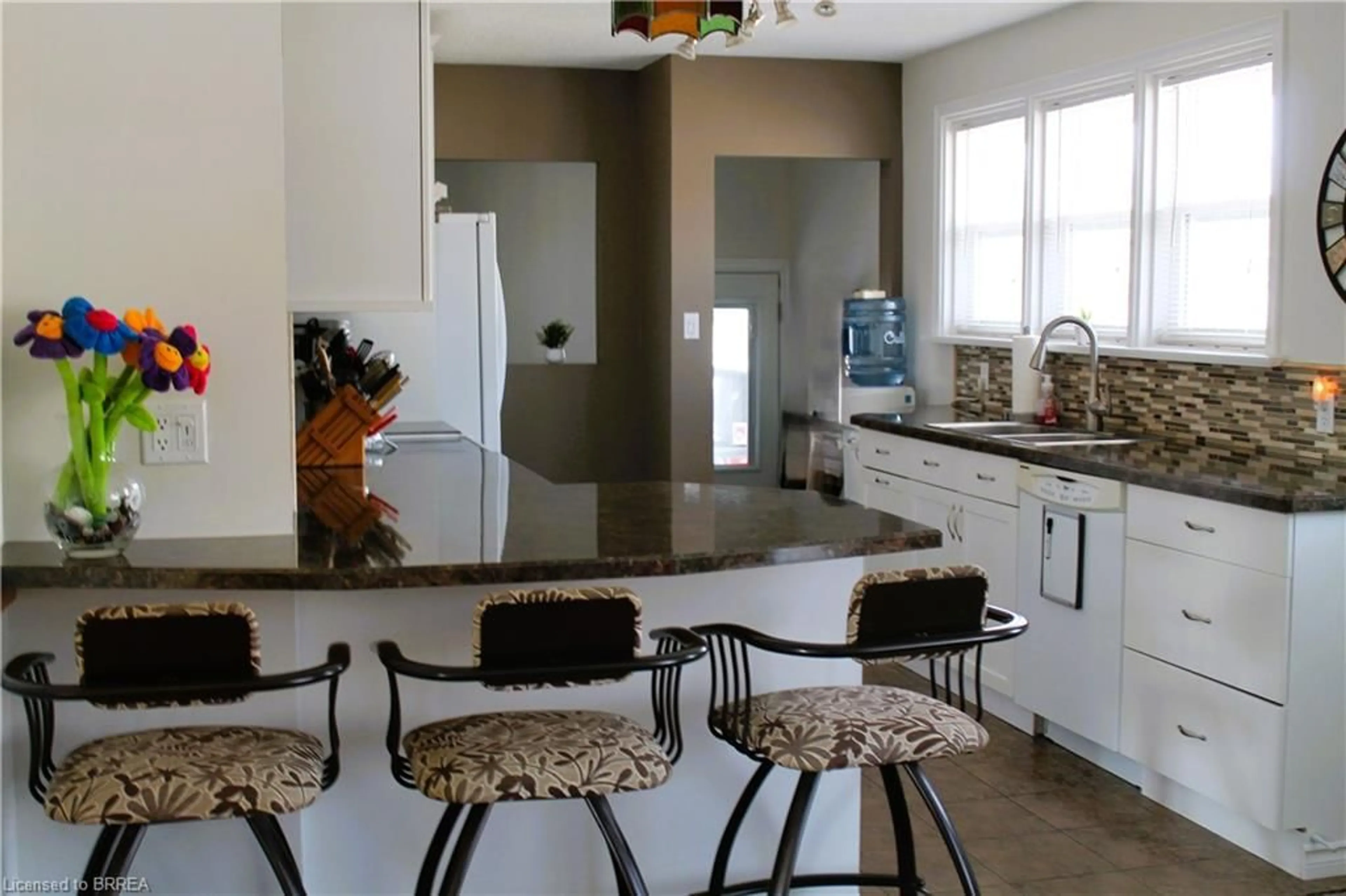 Open concept kitchen, ceramic/tile floor for 27 Collingdon Dr, Brantford Ontario N3S 3C9